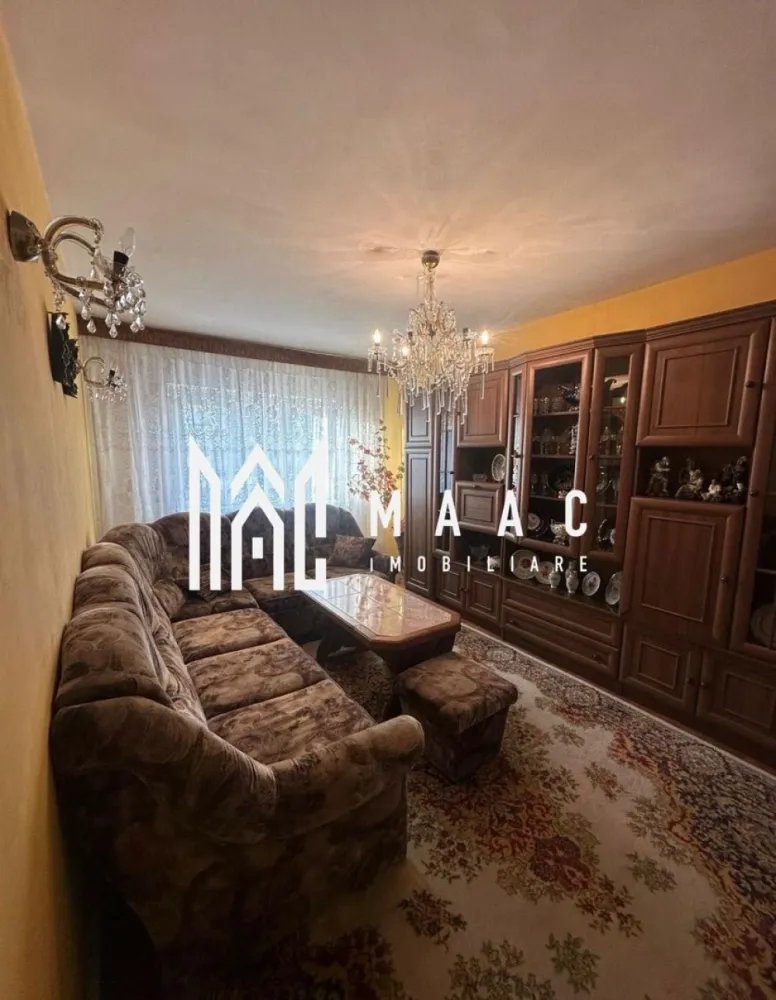 Apartament 3 Camere | 63MPU | Lift | Vasile Aaron - MAAC Imobiliare vă propune spre vânzare un apartament cu 3 camere, situat în cartierul Vasile Aaron, la etajul 6 din 10 al unui imobil dotat cu lift, ideal atât pentru locuință personală, cât și pentru investiție.

Proprietatea are o suprafață utilă de 63 mp și beneficiază de un balcon de 4 mp, oferind un spațiu bine compartimentat și funcțional.

Apartamentul a fost renovat în anul 2015, este bine întreținut și poate fi modernizat ulterior în funcție de preferințele viitorului proprietar.

Compartimentare

Living
2 dormitoare
Bucătărie
Hol generos
Baie
Balcon – 4 mp

Caracteristici și beneficii

Etaj 6 din 10
Compartimentare practică
Apartament luminos și funcțional
Imobil cu lift
Renovare realizată în 2015
Avantaje
Zonă bine conectată la transport public
Aproape de magazine, farmacii și alte facilități urbane
Potrivit pentru locuit sau investiție

Pentru mai multe detalii și programarea unei vizionări, vă rugăm să ne contactați menționând ID: CP2974880.