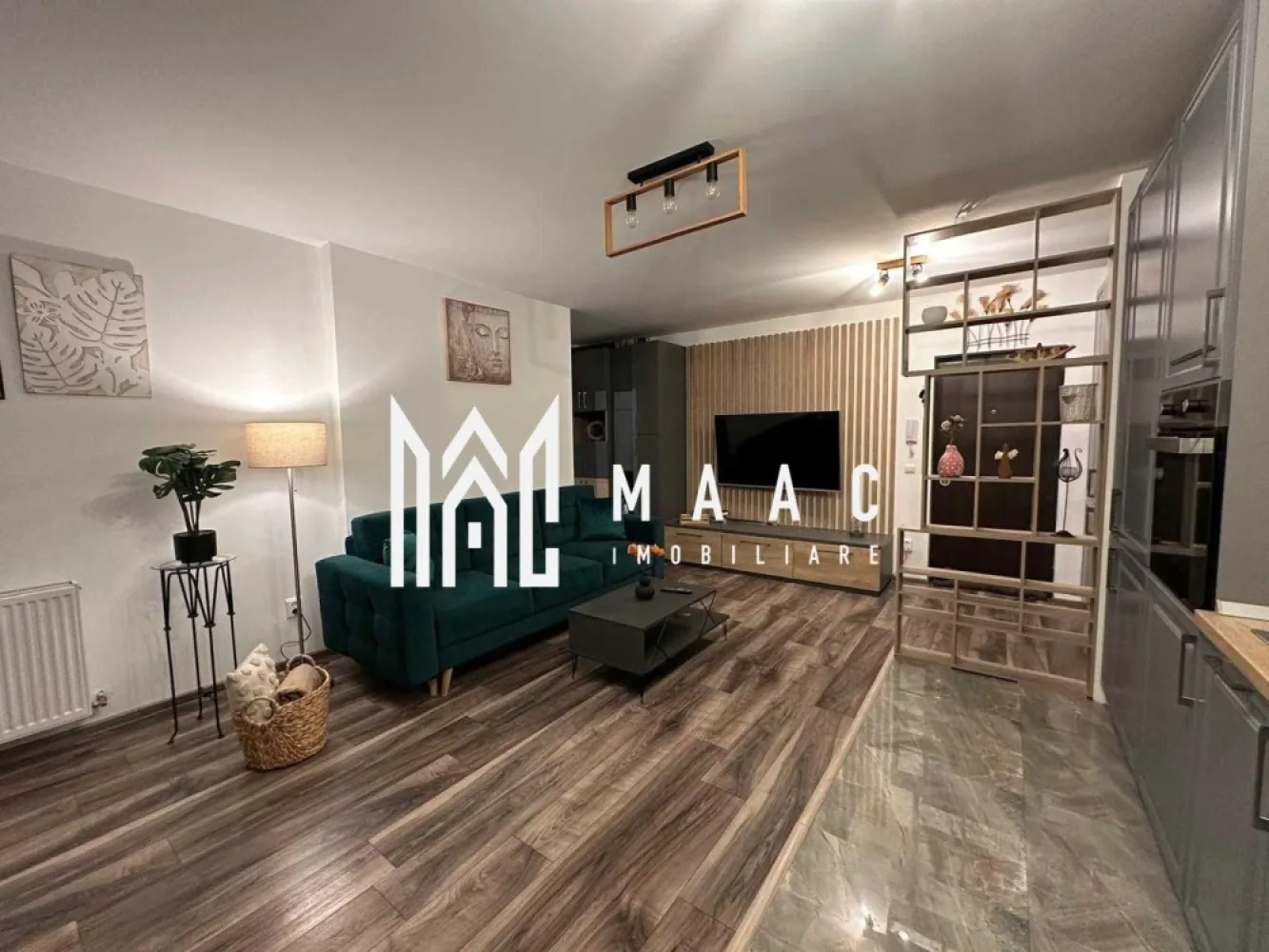 Apartament 2 camere | Decomandat | Terasa | Zona Centrala - MAAC Imobiliare ofera spre inchiriere apartament de 2 camere elegant, complet mobilat si utliat, in zona Centrala (City Residence).

Locuinta decomandata are suprafata utila de 46mp, se afla la etajul 4/5 al unui bloc nou construit, cu lift si este alcatuita din dormitor cu pat dublu, living open space cu bucatarie cu toate facilitatile, baie moderna, hol si terasa generoaas cu intrare din living.

Aferent - loc de parcare subteran.

Mobilier de calitate si electronice si electrocasnice necesare: masina de spalat, aer conditionat, plita pe gaz, cuptor electric, masina de spalat vase, combina frigorifica.

Blocul este foarte curat, dispune de holuri generoase si lift.

Ofera acces la multiple facilitati printre care statie de autobuz, scoala, magazinele Mega Image si Penny dar si Promenada Mall, spitalul judetean sau centrul orasului aflate la cateva minute de mers pe jos.

Se percepe garantie in cuantumul unei chirii lunare. Nu se accepta cu animale de companie. Disponibilitate imediata. Se inchiriaza pe minim 12 luni.

Pentru mai multe detalii si pentru a stabili o vizionare, va rugam specificati telefonic: CP2291478