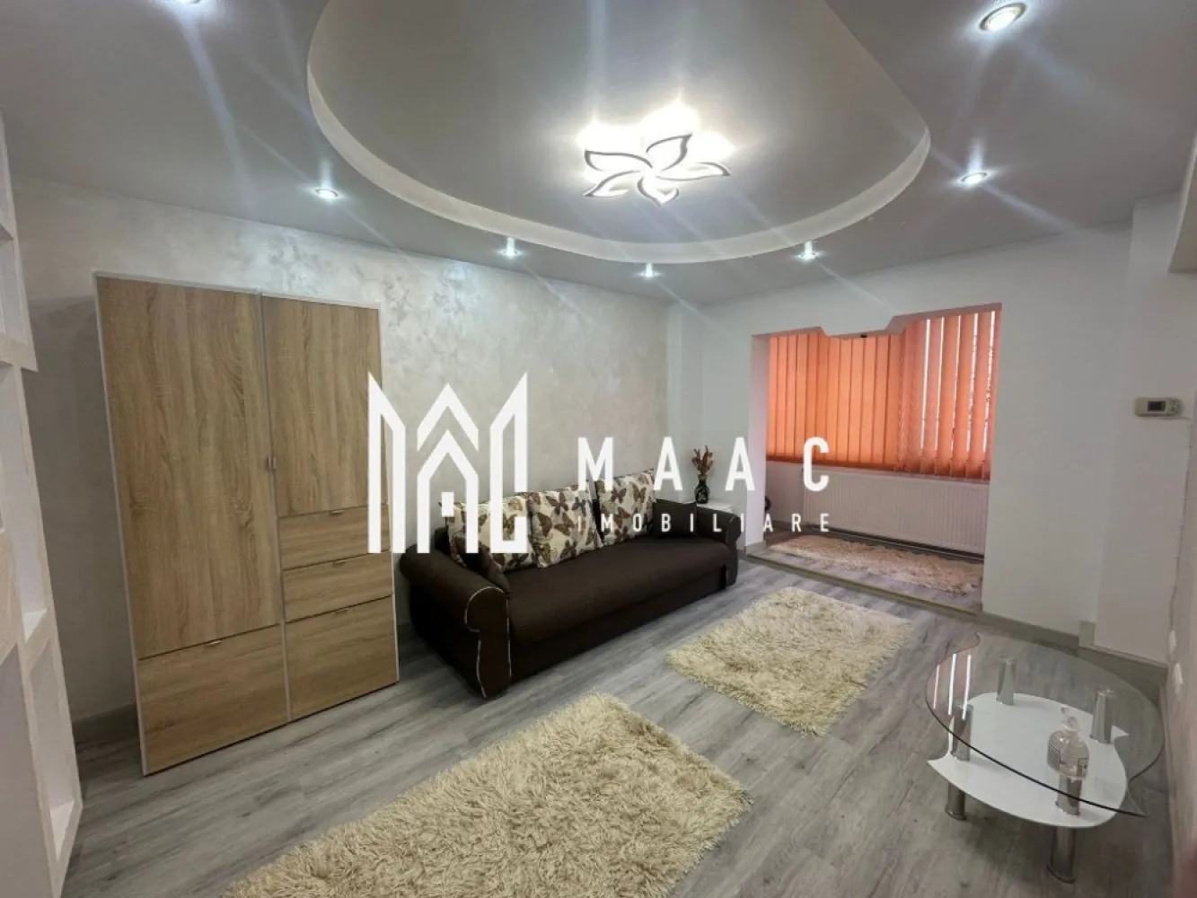 Apartament 2 camere | 50 MPU | Lift | Mihai Viteazu - MAAC Imobiliare vă propune spre închiriere un apartament cochet cu 2 camere decomandate, situat într-o zonă centrală excelentă, vis-a-vis de biserica de pe Mihai Viteazu.

Locuința este amplasată la etaj intermediar 2 din 8, într-un imobil prevăzut cu lift, și dispune de o suprafață utilă de 50 mp, fiind ideală pentru un cuplu sau o persoană care își dorește confort și acces facil către toate punctele de interes ale orașului.

Apartamentul este complet mobilat și utilat, se remarcă printr-o atmosferă luminoasă, primitoare și bine organizată, având o compartimentare practică și eficientă:

Living spațios
Un dormitor confortabil
Bucătărie separată
Baie

Printre dotările care completează confortul proprietății se numără:

Aer condiționat
Centrală termică nouă
Mobilier și electrocasnice complete
Bloc cu lift
Etaj intermediar

Poziționarea centrală oferă acces rapid către magazine, mijloace de transport, farmacii, restaurante, școli și alte puncte de interes.

Pentru mai multe detalii sau programarea unei vizionări, nu ezitați să ne contactați specificand ID: CP2986857