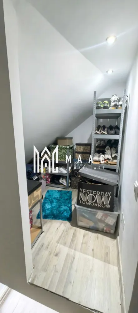 Casă individuala | 4 Camere | Gradina | 55MPU | Piața Cluj - MAAC Imobiliare vă propune spre vânzare o casă eficient compartimentată, situată în zona Piața Cluj, o locație apreciată pentru accesul rapid către centrul orașului și toate facilitățile urbane.

Caracteristici principale:
Suprafață utilă: 55 mp
Regim de înălțime: Parter + Etaj
Deschidere la stradă: 12 ml
Curte proprie
Cotă parte din curte comună
În curte mai există un singur vecin

Compartimentare:
Parter:
Living
Dormitor
Baie
Hol

Etaj:
2 dormitoare
Dressing / spațiu pentru depozitare

Localizare
Situată în zona Piața Cluj, proprietatea beneficiază de acces facil către centrul istoric, magazine, școli, grădinițe, farmacii și mijloace de transport în comun.

Pentru mai multe detalii și programarea unei vizionări, vă rugăm să contactați echipa MAAC Imobiliare și să menționați ID-ul proprietății: CP3111554.