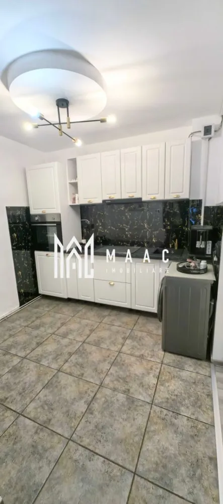 Casă individuala | 4 Camere | Gradina | 55MPU | Piața Cluj - MAAC Imobiliare vă propune spre vânzare o casă eficient compartimentată, situată în zona Piața Cluj, o locație apreciată pentru accesul rapid către centrul orașului și toate facilitățile urbane.

Caracteristici principale:
Suprafață utilă: 55 mp
Regim de înălțime: Parter + Etaj
Deschidere la stradă: 12 ml
Curte proprie
Cotă parte din curte comună
În curte mai există un singur vecin

Compartimentare:
Parter:
Living
Dormitor
Baie
Hol

Etaj:
2 dormitoare
Dressing / spațiu pentru depozitare

Localizare
Situată în zona Piața Cluj, proprietatea beneficiază de acces facil către centrul istoric, magazine, școli, grădinițe, farmacii și mijloace de transport în comun.

Pentru mai multe detalii și programarea unei vizionări, vă rugăm să contactați echipa MAAC Imobiliare și să menționați ID-ul proprietății: CP3111554.