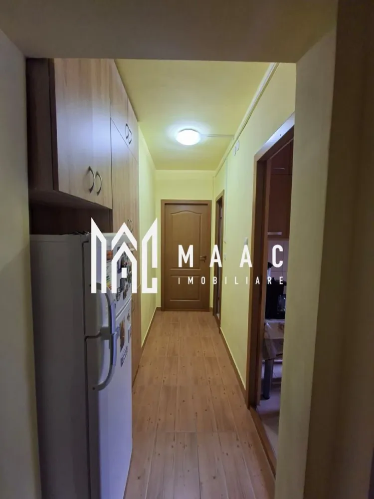 Apartament 3 Camere | Etaj 1 | 50 MPU | Cedonia - MAAC Imobiliare vă propune spre vânzare un apartament cu 3 camere, situat în zona Cedonia.

Caracteristici principale

• suprafață utilă de 50 mp
• compartimentare semidecomandată
• situat la etajul 1 din 4
• se vinde mobilat

Compartimentare și dotări

• living
• 2 dormitoare
• baie complet utilată
• balcon închis
• centrală termică proprie
• aparat de aer condiționat

Localizare și avantaje

• amplasat în zona Cedonia
• acces facil către magazine, farmacii și servicii
• în apropierea școlilor și grădinițelor
• stații de transport public la câteva minute de mers pe jos
• zonă liniștită și bine conectată la principalele puncte de interes ale orașului

 Pentru mai multe detalii sau pentru programarea unei vizionări, vă rugăm să ne contactați și să menționați ID-ul proprietății: CP3125045.