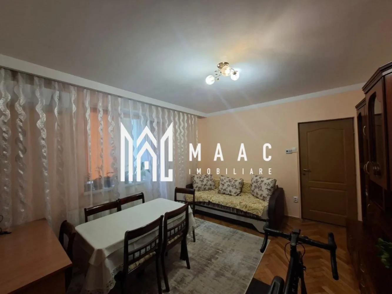 Apartament 3 Camere | Etaj 1 | 50 MPU | Cedonia - MAAC Imobiliare vă propune spre vânzare un apartament cu 3 camere, situat în zona Cedonia.

Caracteristici principale

• suprafață utilă de 50 mp
• compartimentare semidecomandată
• situat la etajul 1 din 4
• se vinde mobilat

Compartimentare și dotări

• living
• 2 dormitoare
• baie complet utilată
• balcon închis
• centrală termică proprie
• aparat de aer condiționat

Localizare și avantaje

• amplasat în zona Cedonia
• acces facil către magazine, farmacii și servicii
• în apropierea școlilor și grădinițelor
• stații de transport public la câteva minute de mers pe jos
• zonă liniștită și bine conectată la principalele puncte de interes ale orașului

 Pentru mai multe detalii sau pentru programarea unei vizionări, vă rugăm să ne contactați și să menționați ID-ul proprietății: CP3125045.