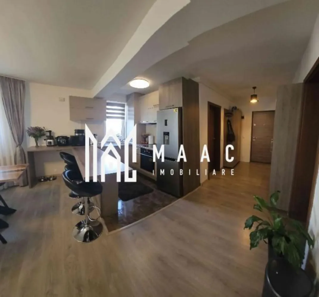 Apartament 3 Camere | 65 MPU | 2 Parcări | Șelimbăr - MAAC Imobiliare vă propune spre vânzare un apartament, situat la parterul unei vile cu doar 6 apartamente, într-o zonă liniștită..

Caracteristici principale
Suprafață utilă: 65 mp
Balcon amenajat: 5 mp
Parter într-o vilă P+2
2 locuri de parcare incluse
Acces la teren verde comun de aproximativ 800-900 mp
Se vinde complet mobilat și utilat

Compartimentare
Hol de acces
Living cu bucătărie open-space
2 dormitoare
Baie cu geam pentru aerisire naturală
Balcon amenajat pentru relaxare

Dotări și finisaje
Centrală termică
Plită cu inducție încorporată
Cuptor electric
Mașină de spălat vase încorporată
Frigider
Hotă încorporată
Mașină de spălat rufe
Uscător de rufe
Sistem de supraveghere video cu acces din aplicație mobilă

Localizare
Situat la doar câteva minute de Shopping City Șelimbăr, apartamentul beneficiază de acces rapid către magazine, restaurante, farmacii, școli, grădinițe și principalele artere de circulație ale orașului.

Pentru mai multe detalii și programarea unei vizionări, vă rugăm să contactați echipa MAAC Imobiliare și să menționați ID-ul proprietății: CP3125063.