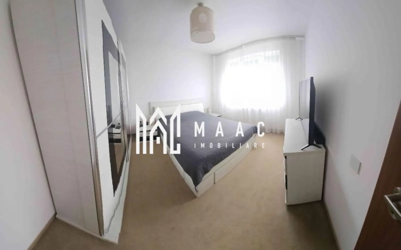Apartament 3 Camere | 65 MPU | 2 Parcări | Șelimbăr - MAAC Imobiliare vă propune spre vânzare un apartament, situat la parterul unei vile cu doar 6 apartamente, într-o zonă liniștită..

Caracteristici principale
Suprafață utilă: 65 mp
Balcon amenajat: 5 mp
Parter într-o vilă P+2
2 locuri de parcare incluse
Acces la teren verde comun de aproximativ 800-900 mp
Se vinde complet mobilat și utilat

Compartimentare
Hol de acces
Living cu bucătărie open-space
2 dormitoare
Baie cu geam pentru aerisire naturală
Balcon amenajat pentru relaxare

Dotări și finisaje
Centrală termică
Plită cu inducție încorporată
Cuptor electric
Mașină de spălat vase încorporată
Frigider
Hotă încorporată
Mașină de spălat rufe
Uscător de rufe
Sistem de supraveghere video cu acces din aplicație mobilă

Localizare
Situat la doar câteva minute de Shopping City Șelimbăr, apartamentul beneficiază de acces rapid către magazine, restaurante, farmacii, școli, grădinițe și principalele artere de circulație ale orașului.

Pentru mai multe detalii și programarea unei vizionări, vă rugăm să contactați echipa MAAC Imobiliare și să menționați ID-ul proprietății: CP3125063.