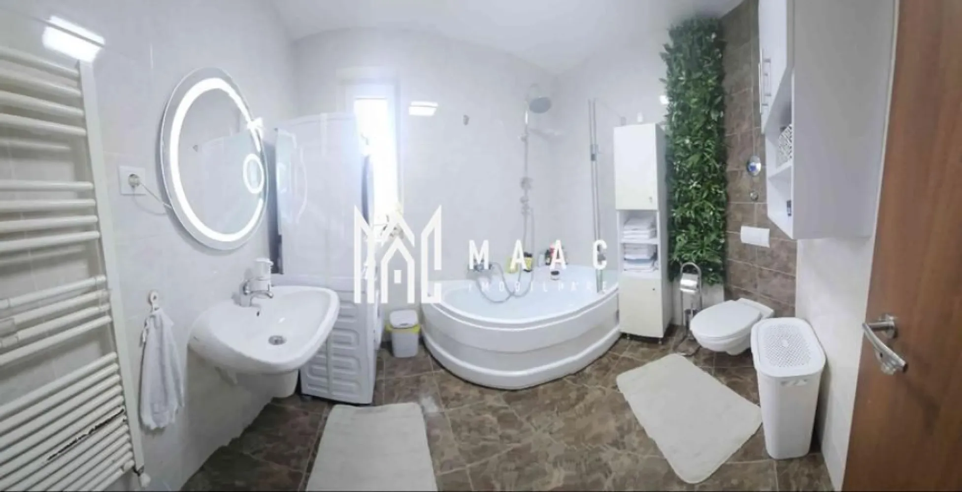 Apartament 3 Camere | 65 MPU | 2 Parcări | Șelimbăr - MAAC Imobiliare vă propune spre vânzare un apartament, situat la parterul unei vile cu doar 6 apartamente, într-o zonă liniștită..

Caracteristici principale
Suprafață utilă: 65 mp
Balcon amenajat: 5 mp
Parter într-o vilă P+2
2 locuri de parcare incluse
Acces la teren verde comun de aproximativ 800-900 mp
Se vinde complet mobilat și utilat

Compartimentare
Hol de acces
Living cu bucătărie open-space
2 dormitoare
Baie cu geam pentru aerisire naturală
Balcon amenajat pentru relaxare

Dotări și finisaje
Centrală termică
Plită cu inducție încorporată
Cuptor electric
Mașină de spălat vase încorporată
Frigider
Hotă încorporată
Mașină de spălat rufe
Uscător de rufe
Sistem de supraveghere video cu acces din aplicație mobilă

Localizare
Situat la doar câteva minute de Shopping City Șelimbăr, apartamentul beneficiază de acces rapid către magazine, restaurante, farmacii, școli, grădinițe și principalele artere de circulație ale orașului.

Pentru mai multe detalii și programarea unei vizionări, vă rugăm să contactați echipa MAAC Imobiliare și să menționați ID-ul proprietății: CP3125063.