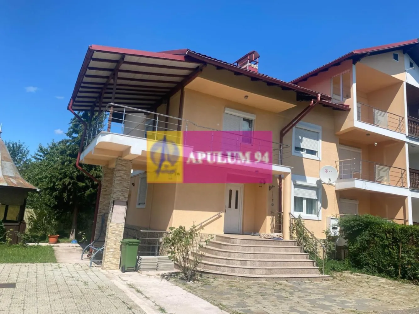 Vila de vanzare in Banesti - Agentia imobiliara Mervani, va prezinta o vila de lux, de tip duplex, situata in comuna Banesti, la 5 minute distanta fata de Municipiul Campina.

 Edificata in anul 1997, vila are regim de inaltime S+P+E+M, suprafata utila de 340 mp si un teren in suprafata de 760 mp.

 Imobilul construit din BCA, are fundatie si plansee din beton armat. Acoperisul este imbracat cu tabla Lindab.

 Interioarele au finisaje moderne, realizate din materiale de cea mai buna calitate. La subsol si parter, pardoseala este din gresie. Etajul si mansarda, dispun de parchet natural, lacuit.

 Incalzirea imobilului se realizeaza cu centrala termica pe gaze. Tamplaria este din PVC, cu geam termopan.

 Vila are o compartimentare avantajoasa, cu spatii generoase si luminoase.

 Curtea este frumos amenajata, cu foisor, spatii verzi si alei pietonale.
 

 Compartimenare:

Demisol - camera centrala termica

 - crama neamenajata

 - spatiu depozitare

 - spalatorie si uscator

 - antreu

 - garaj (cu acces din interior si exterior)

Parter - living

 - bucatarie

 - antreu

 - baie

 - 2 terase

Etaj - 3 dormitoare ( 2 dintre ele au acces la balcon)

 - antreu

 - baie

 - terasa

 - terasa acoperita

Mansarda - dormitor

 - antreu

 - spatii depozitare