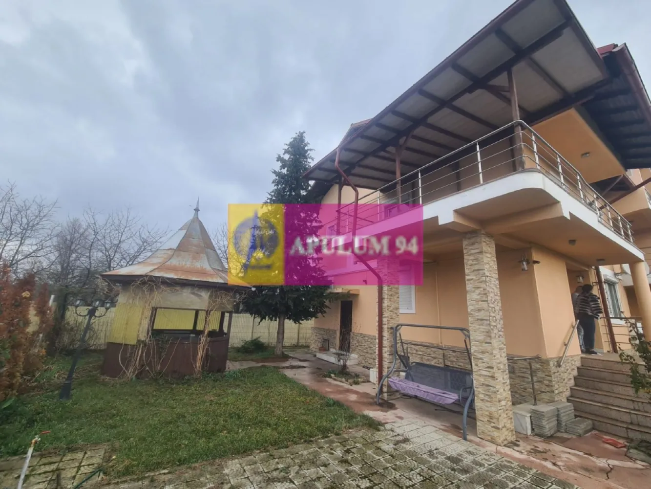 Vila de vanzare in Banesti - Agentia imobiliara Mervani, va prezinta o vila de lux, de tip duplex, situata in comuna Banesti, la 5 minute distanta fata de Municipiul Campina.

 Edificata in anul 1997, vila are regim de inaltime S+P+E+M, suprafata utila de 340 mp si un teren in suprafata de 760 mp.

 Imobilul construit din BCA, are fundatie si plansee din beton armat. Acoperisul este imbracat cu tabla Lindab.

 Interioarele au finisaje moderne, realizate din materiale de cea mai buna calitate. La subsol si parter, pardoseala este din gresie. Etajul si mansarda, dispun de parchet natural, lacuit.

 Incalzirea imobilului se realizeaza cu centrala termica pe gaze. Tamplaria este din PVC, cu geam termopan.

 Vila are o compartimentare avantajoasa, cu spatii generoase si luminoase.

 Curtea este frumos amenajata, cu foisor, spatii verzi si alei pietonale.
 

 Compartimenare:

Demisol - camera centrala termica

 - crama neamenajata

 - spatiu depozitare

 - spalatorie si uscator

 - antreu

 - garaj (cu acces din interior si exterior)

Parter - living

 - bucatarie

 - antreu

 - baie

 - 2 terase

Etaj - 3 dormitoare ( 2 dintre ele au acces la balcon)

 - antreu

 - baie

 - terasa

 - terasa acoperita

Mansarda - dormitor

 - antreu

 - spatii depozitare