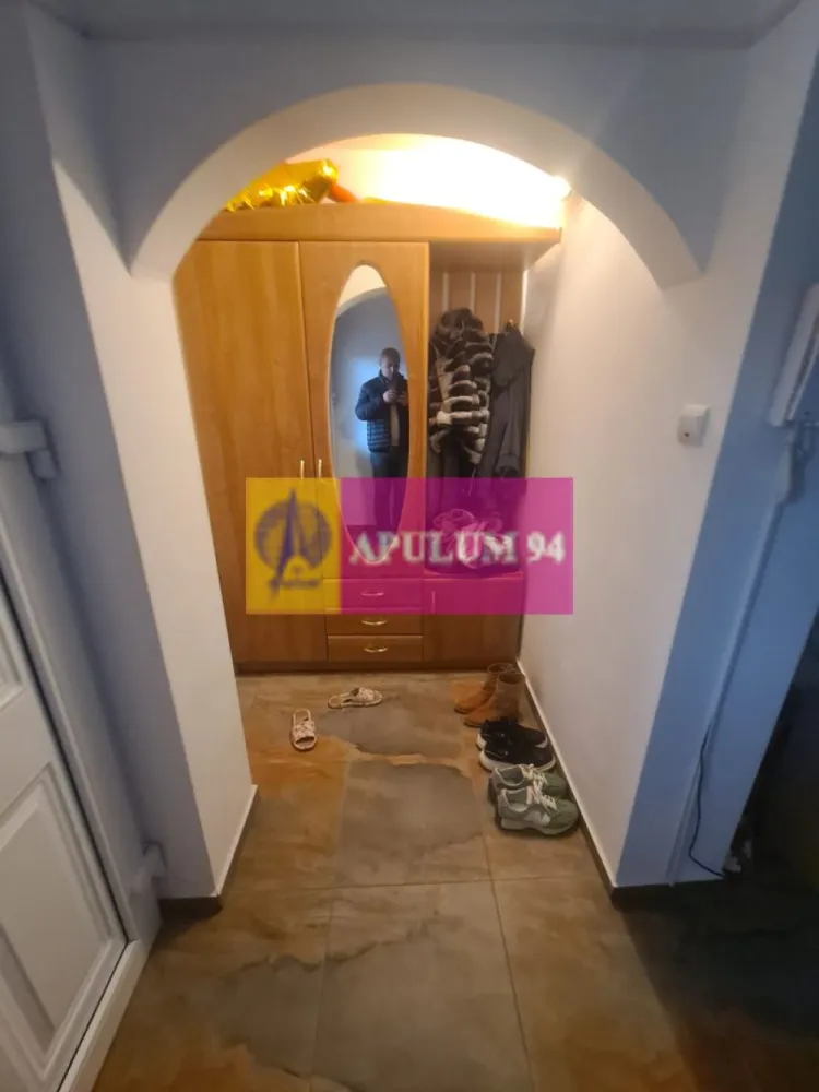 Vila de vanzare in Banesti - Agentia imobiliara Mervani, va prezinta o vila de lux, de tip duplex, situata in comuna Banesti, la 5 minute distanta fata de Municipiul Campina.

 Edificata in anul 1997, vila are regim de inaltime S+P+E+M, suprafata utila de 340 mp si un teren in suprafata de 760 mp.

 Imobilul construit din BCA, are fundatie si plansee din beton armat. Acoperisul este imbracat cu tabla Lindab.

 Interioarele au finisaje moderne, realizate din materiale de cea mai buna calitate. La subsol si parter, pardoseala este din gresie. Etajul si mansarda, dispun de parchet natural, lacuit.

 Incalzirea imobilului se realizeaza cu centrala termica pe gaze. Tamplaria este din PVC, cu geam termopan.

 Vila are o compartimentare avantajoasa, cu spatii generoase si luminoase.

 Curtea este frumos amenajata, cu foisor, spatii verzi si alei pietonale.
 

 Compartimenare:

Demisol - camera centrala termica

 - crama neamenajata

 - spatiu depozitare

 - spalatorie si uscator

 - antreu

 - garaj (cu acces din interior si exterior)

Parter - living

 - bucatarie

 - antreu

 - baie

 - 2 terase

Etaj - 3 dormitoare ( 2 dintre ele au acces la balcon)

 - antreu

 - baie

 - terasa

 - terasa acoperita

Mansarda - dormitor

 - antreu

 - spatii depozitare