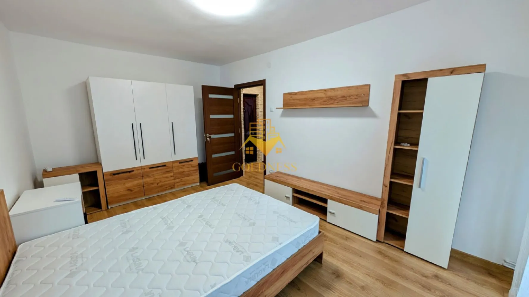 2 camere decomandate, Cartierul Manastur, Primaverii, Panemar,Bucium - GOLDNESS Imobiliare vă propune spre închiriere un apartament cu 2 camere decomandate complet mobilat și utilat, situat la etajul 4, într-un imobil de 9 etaje, Cartierul Manastur. 

Posibilitatea de a parca în zonă. 

Se află în apropierea stațiilor de transport în comun, magazine, restaurante, spații verzi, farmacii, etc. 

Apartamentul este compartimentat astfel:

- dormitor cu pat matrimonial, dressing, noptiere.
-dormitor cu pat matrimonial, dressing, noptiere.
- bucătărie complet utilată și mobilată, loc de servit masa.
- baie cu cadă, calorifer port prosop și dulap pentru depozitare.

Dacă sunteți interesați de acest apartament și doriți să îl vizionați, dar și pentru alte oferte nu ezitați să ne contactați telefonic sau prin e-mail. Vă stăm la dispoziție!
Pentru intermediere se percepe un comision de 50% din prețul chiriei!