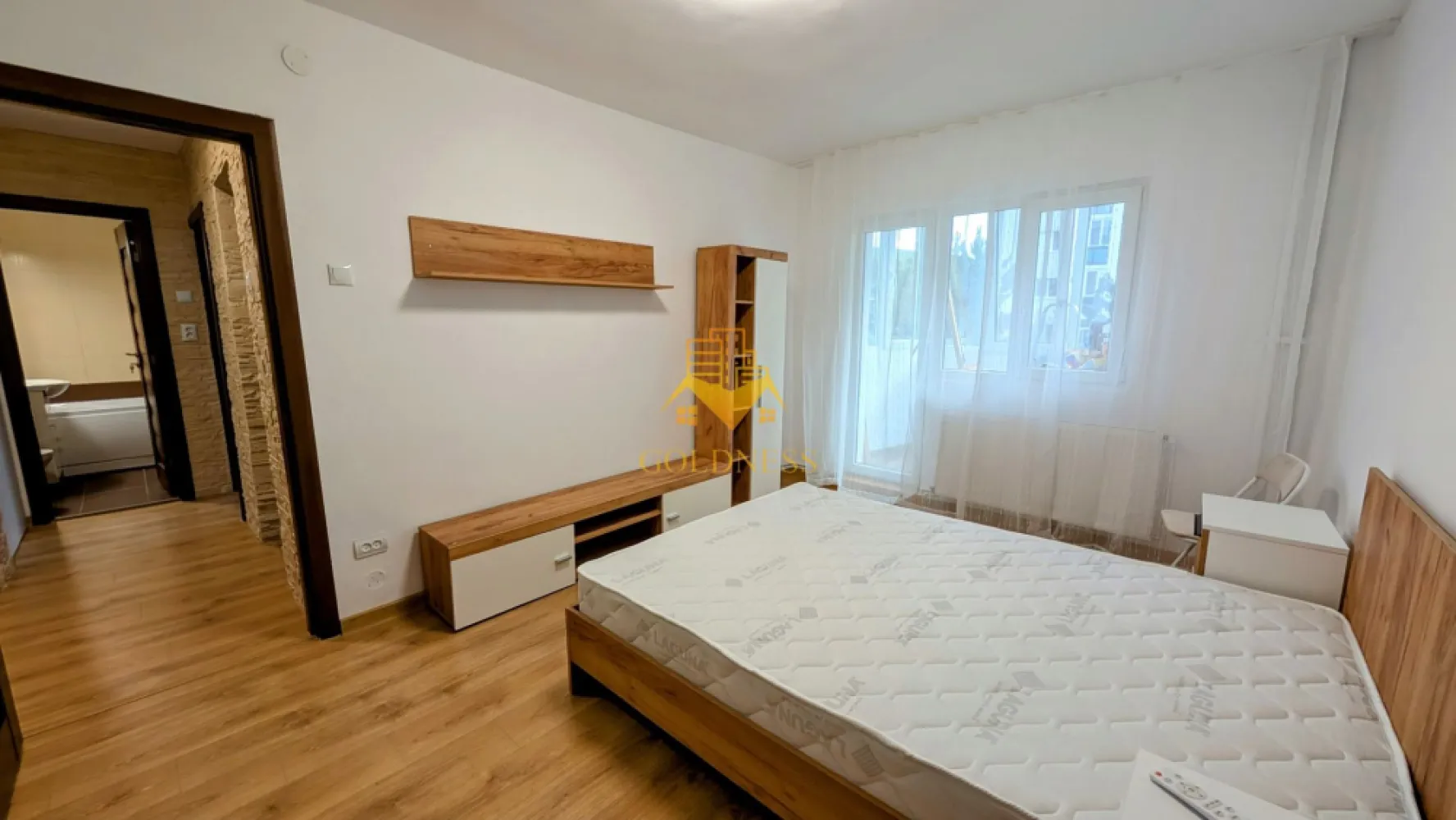 2 camere decomandate, Cartierul Manastur, Primaverii, Panemar,Bucium - GOLDNESS Imobiliare vă propune spre închiriere un apartament cu 2 camere decomandate complet mobilat și utilat, situat la etajul 4, într-un imobil de 9 etaje, Cartierul Manastur. 

Posibilitatea de a parca în zonă. 

Se află în apropierea stațiilor de transport în comun, magazine, restaurante, spații verzi, farmacii, etc. 

Apartamentul este compartimentat astfel:

- dormitor cu pat matrimonial, dressing, noptiere.
-dormitor cu pat matrimonial, dressing, noptiere.
- bucătărie complet utilată și mobilată, loc de servit masa.
- baie cu cadă, calorifer port prosop și dulap pentru depozitare.

Dacă sunteți interesați de acest apartament și doriți să îl vizionați, dar și pentru alte oferte nu ezitați să ne contactați telefonic sau prin e-mail. Vă stăm la dispoziție!
Pentru intermediere se percepe un comision de 50% din prețul chiriei!