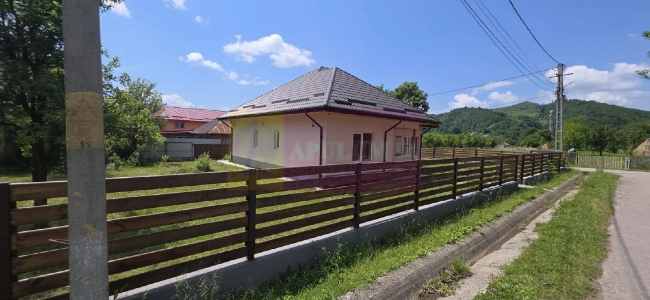 Casa de vanzare cu 4 camere in Brebu - Casă nouă de vânzare în Brebu – ideală pentru locuință de vacanță sau pensiune turistică

Agenția Imobiliară Mervani vă prezintă spre vânzare o proprietate deosebită, situată într-o zonă liniștită și retrasă din comuna Brebu, în apropierea Văii Doftanei și a Lacului Paltinu, o locație perfectă pentru cei care își doresc să trăiască în mijlocul naturii sau să dezvolte o afacere în domeniul turistic.

Construită în anul 2025, casa este amplasată pe un teren generos de 1.003 mp, cu deschidere la două străzi, oferind acces facil și multiple posibilități de amenajare. Imobilul are o suprafață de aproximativ 150 mp la parter și un pod mansardat de aproximativ 150 mp, cu înălțime mare ce poate fi compartimentat și transformat într-un spațiu locativ suplimentar, cu dormitoare și băi. Suprafața totală construit desfășurată = 300 mp.

Compartimentarea parterului este practică și funcțională:
hol de acces;
cameră de zi spațioasă;
3 dormitoare, fiecare cu baie proprie;
grup sanitar de serviciu;
bucătărie;
spațiu tehnic;
scară interioară metalică către mansardă.

Podul mansardat reprezintă un avantaj major al proprietății, oferind posibilitatea extinderii spațiului și transformării casei într-o pensiune, casă de oaspeți sau reședință de vacanță cu capacitate mare de cazare.

Casa beneficiază de:
fundație din beton;
structură din lemn;
învelitoarea din tablă metalică;
pereți din OSB cu termosistem exterior din polistiren și tencuială decorativă;
izolație cu vată minerală în structură;
finisaje interioare cu OSB, lambriu din lemn și tavane din rigips;
tâmplărie exterioară PVC cu geam termopan;
tâmplărie interioară MDF;
branșament la apă și energie electrică;
fosă septică;
cablu TV și internet prin fibră optică.

La intrarea în casă se află o terasă primitoare, ideală pentru momentele de relaxare petrecute în aer liber. În zonă există spații de parcare.

Datorită amplasării sale într-un cadru natural deosebit, aproape de principalele atracții turistice ale zonei, această proprietate reprezintă o oportunitate excelentă atât pentru o locuință de vacanță, cât și pentru dezvoltarea unei mici unități turistice.

Pentru informații suplimentare și programarea unei vizionări:
Agenția Imobiliară Mervani – 0729 935 536