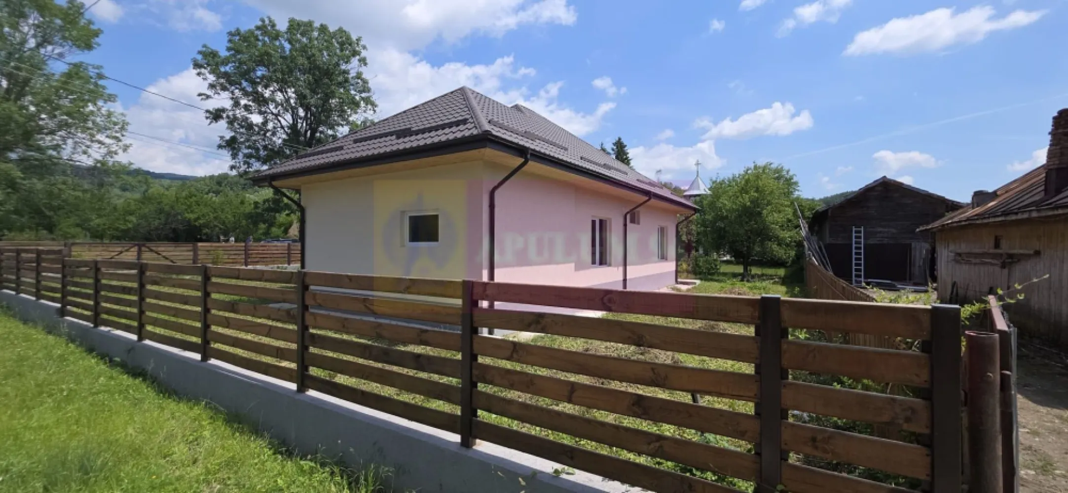 Casa de vanzare cu 4 camere in Brebu - Casă nouă de vânzare în Brebu – ideală pentru locuință de vacanță sau pensiune turistică

Agenția Imobiliară Mervani vă prezintă spre vânzare o proprietate deosebită, situată într-o zonă liniștită și retrasă din comuna Brebu, în apropierea Văii Doftanei și a Lacului Paltinu, o locație perfectă pentru cei care își doresc să trăiască în mijlocul naturii sau să dezvolte o afacere în domeniul turistic.

Construită în anul 2025, casa este amplasată pe un teren generos de 1.003 mp, cu deschidere la două străzi, oferind acces facil și multiple posibilități de amenajare. Imobilul are o suprafață de aproximativ 150 mp la parter și un pod mansardat de aproximativ 150 mp, cu înălțime mare ce poate fi compartimentat și transformat într-un spațiu locativ suplimentar, cu dormitoare și băi. Suprafața totală construit desfășurată = 300 mp.

Compartimentarea parterului este practică și funcțională:
hol de acces;
cameră de zi spațioasă;
3 dormitoare, fiecare cu baie proprie;
grup sanitar de serviciu;
bucătărie;
spațiu tehnic;
scară interioară metalică către mansardă.

Podul mansardat reprezintă un avantaj major al proprietății, oferind posibilitatea extinderii spațiului și transformării casei într-o pensiune, casă de oaspeți sau reședință de vacanță cu capacitate mare de cazare.

Casa beneficiază de:
fundație din beton;
structură din lemn;
învelitoarea din tablă metalică;
pereți din OSB cu termosistem exterior din polistiren și tencuială decorativă;
izolație cu vată minerală în structură;
finisaje interioare cu OSB, lambriu din lemn și tavane din rigips;
tâmplărie exterioară PVC cu geam termopan;
tâmplărie interioară MDF;
branșament la apă și energie electrică;
fosă septică;
cablu TV și internet prin fibră optică.

La intrarea în casă se află o terasă primitoare, ideală pentru momentele de relaxare petrecute în aer liber. În zonă există spații de parcare.

Datorită amplasării sale într-un cadru natural deosebit, aproape de principalele atracții turistice ale zonei, această proprietate reprezintă o oportunitate excelentă atât pentru o locuință de vacanță, cât și pentru dezvoltarea unei mici unități turistice.

Pentru informații suplimentare și programarea unei vizionări:
Agenția Imobiliară Mervani – 0729 935 536