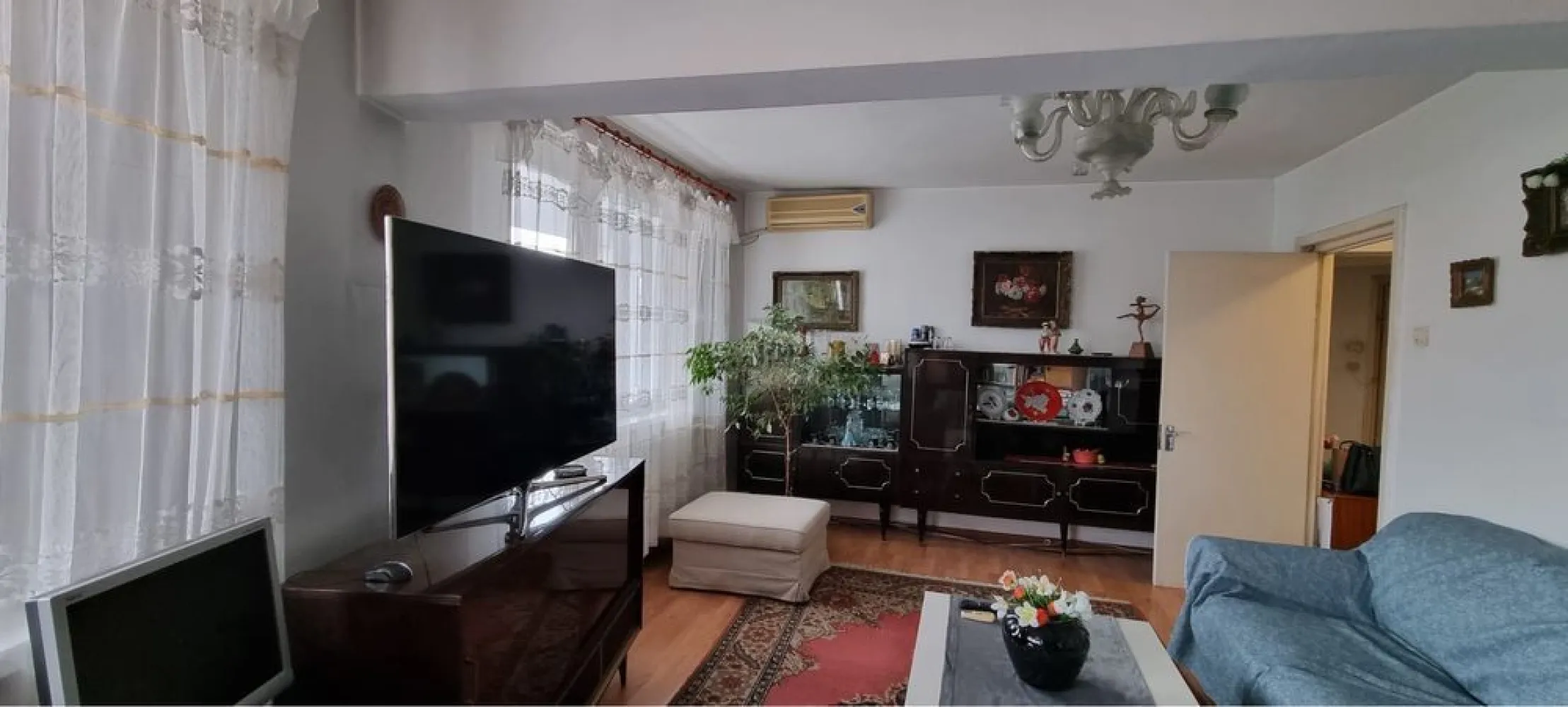Apartament 2 camere decomandat | Etaj 2/11 | Bloc reabilitat - Se oferă spre vânzare un apartament de 2 camere, decomandat, cu potențial excelent de renovare și personalizare, situat într-un bloc reabilitat termic, construit în anul 1976, în zona Brâncoveanu – Nițu Vasile. Locuința este amplasată la etajul 2 din 11, un etaj optim, și are o suprafață totală de 51 mp, cu o compartimentare practică și echilibrată: living spațios, bucătărie separată, dormitor, baie, debara și două balcoane generoase. Apartamentul este dotat cu două aparate de aer condiționat, montate în living și dormitor. Apartamentul este mobilat, însă necesită renovare, oferind viitorului proprietar libertatea de a-l amenaja complet după propriile preferințe, fie pentru locuire personală, fie în scop investițional. Datorită poziției, etajului și compartimentării, proprietatea este ideală atât pentru rezidență, cât și pentru închiriere după modernizare. Imobilul beneficiază de acces rapid la mijloacele de transport în comun, stație STB în imediata apropiere (liniile 116, 141, 216, 76 și N112), precum și conexiuni facile către Metrou Constantin Brâncoveanu și Piața Sudului. Zona este bine dezvoltată și oferă toate facilitățile necesare: centre comerciale, supermarketuri, bănci, farmacii, școli, grădinițe și spații verzi. Proprietate cu poziție foarte bună, etaj ideal și potențial ridicat de valorificare, perfectă pentru cei care își doresc un apartament ce poate fi personalizat de la zero. 📌 Disponibil imediat 💰 Preț ușor negociabil 📞 Pentru informații suplimentare și programarea unei vizionări, vă rugăm să ne contactați telefonic.