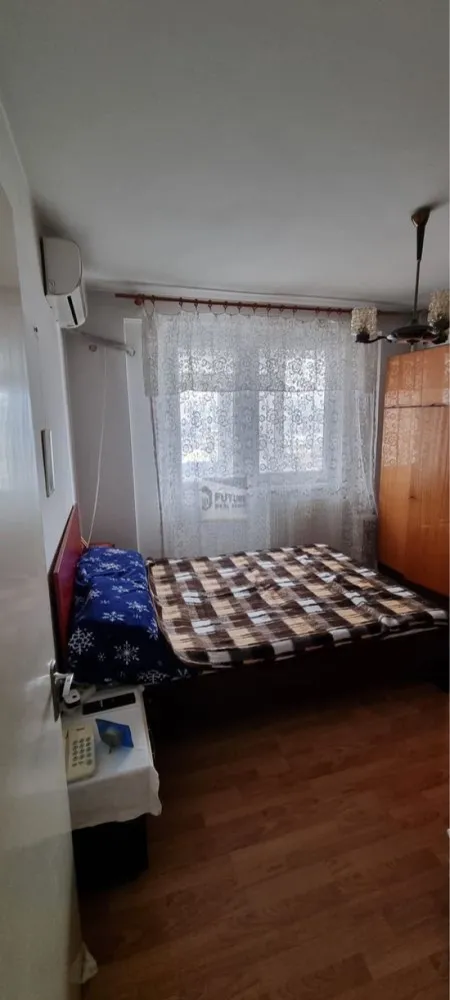 Apartament 2 camere decomandat | Etaj 2/11 | Bloc reabilitat - Se oferă spre vânzare un apartament de 2 camere, decomandat, cu potențial excelent de renovare și personalizare, situat într-un bloc reabilitat termic, construit în anul 1976, în zona Brâncoveanu – Nițu Vasile. Locuința este amplasată la etajul 2 din 11, un etaj optim, și are o suprafață totală de 51 mp, cu o compartimentare practică și echilibrată: living spațios, bucătărie separată, dormitor, baie, debara și două balcoane generoase. Apartamentul este dotat cu două aparate de aer condiționat, montate în living și dormitor. Apartamentul este mobilat, însă necesită renovare, oferind viitorului proprietar libertatea de a-l amenaja complet după propriile preferințe, fie pentru locuire personală, fie în scop investițional. Datorită poziției, etajului și compartimentării, proprietatea este ideală atât pentru rezidență, cât și pentru închiriere după modernizare. Imobilul beneficiază de acces rapid la mijloacele de transport în comun, stație STB în imediata apropiere (liniile 116, 141, 216, 76 și N112), precum și conexiuni facile către Metrou Constantin Brâncoveanu și Piața Sudului. Zona este bine dezvoltată și oferă toate facilitățile necesare: centre comerciale, supermarketuri, bănci, farmacii, școli, grădinițe și spații verzi. Proprietate cu poziție foarte bună, etaj ideal și potențial ridicat de valorificare, perfectă pentru cei care își doresc un apartament ce poate fi personalizat de la zero. 📌 Disponibil imediat 💰 Preț ușor negociabil 📞 Pentru informații suplimentare și programarea unei vizionări, vă rugăm să ne contactați telefonic.