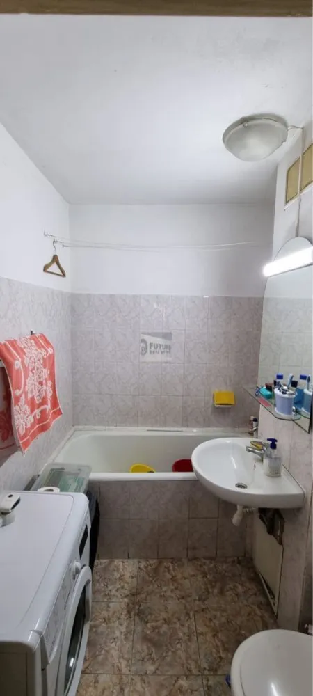 Apartament 2 camere decomandat | Etaj 2/11 | Bloc reabilitat - Se oferă spre vânzare un apartament de 2 camere, decomandat, cu potențial excelent de renovare și personalizare, situat într-un bloc reabilitat termic, construit în anul 1976, în zona Brâncoveanu – Nițu Vasile. Locuința este amplasată la etajul 2 din 11, un etaj optim, și are o suprafață totală de 51 mp, cu o compartimentare practică și echilibrată: living spațios, bucătărie separată, dormitor, baie, debara și două balcoane generoase. Apartamentul este dotat cu două aparate de aer condiționat, montate în living și dormitor. Apartamentul este mobilat, însă necesită renovare, oferind viitorului proprietar libertatea de a-l amenaja complet după propriile preferințe, fie pentru locuire personală, fie în scop investițional. Datorită poziției, etajului și compartimentării, proprietatea este ideală atât pentru rezidență, cât și pentru închiriere după modernizare. Imobilul beneficiază de acces rapid la mijloacele de transport în comun, stație STB în imediata apropiere (liniile 116, 141, 216, 76 și N112), precum și conexiuni facile către Metrou Constantin Brâncoveanu și Piața Sudului. Zona este bine dezvoltată și oferă toate facilitățile necesare: centre comerciale, supermarketuri, bănci, farmacii, școli, grădinițe și spații verzi. Proprietate cu poziție foarte bună, etaj ideal și potențial ridicat de valorificare, perfectă pentru cei care își doresc un apartament ce poate fi personalizat de la zero. 📌 Disponibil imediat 💰 Preț ușor negociabil 📞 Pentru informații suplimentare și programarea unei vizionări, vă rugăm să ne contactați telefonic.