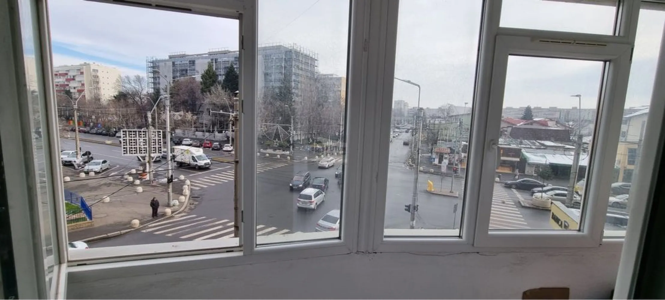Apartament 2 camere decomandat | Etaj 2/11 | Bloc reabilitat - Se oferă spre vânzare un apartament de 2 camere, decomandat, cu potențial excelent de renovare și personalizare, situat într-un bloc reabilitat termic, construit în anul 1976, în zona Brâncoveanu – Nițu Vasile. Locuința este amplasată la etajul 2 din 11, un etaj optim, și are o suprafață totală de 51 mp, cu o compartimentare practică și echilibrată: living spațios, bucătărie separată, dormitor, baie, debara și două balcoane generoase. Apartamentul este dotat cu două aparate de aer condiționat, montate în living și dormitor. Apartamentul este mobilat, însă necesită renovare, oferind viitorului proprietar libertatea de a-l amenaja complet după propriile preferințe, fie pentru locuire personală, fie în scop investițional. Datorită poziției, etajului și compartimentării, proprietatea este ideală atât pentru rezidență, cât și pentru închiriere după modernizare. Imobilul beneficiază de acces rapid la mijloacele de transport în comun, stație STB în imediata apropiere (liniile 116, 141, 216, 76 și N112), precum și conexiuni facile către Metrou Constantin Brâncoveanu și Piața Sudului. Zona este bine dezvoltată și oferă toate facilitățile necesare: centre comerciale, supermarketuri, bănci, farmacii, școli, grădinițe și spații verzi. Proprietate cu poziție foarte bună, etaj ideal și potențial ridicat de valorificare, perfectă pentru cei care își doresc un apartament ce poate fi personalizat de la zero. 📌 Disponibil imediat 💰 Preț ușor negociabil 📞 Pentru informații suplimentare și programarea unei vizionări, vă rugăm să ne contactați telefonic.