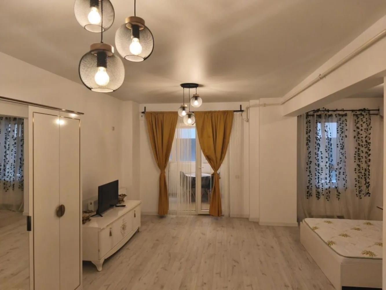 Închiriez Garsonieră - Nu accept prin agenții. 
Se oferă spre închiriere garsonieră spațioasă în bloc nou – Central Address, Strada Năsăud 77, vis-a-vis de Liberty Mall, Sector 5, București

Caracteristici ansamblu rezidențial:
 • Bloc nou, finalizat în 2023
 • Supraveghere video și barieră de acces
 • 1 lift pe scară
 • Stație de tramvai și autobuz chiar în fața blocului
 • La doar 10 minute de Piața Unirii

Detalii garsonieră:
 • Suprafață utilă: 42 mp
 • Etaj 1 din 11
 • Balcon închis
 • Bucătărie complet mobilată și utilată
 • Centrală termică proprie și calorifere
 • Nu se acceptă animale de companie
 • Se caută persoane serioase
 • Se percepe 1 lună chirie + 1 lună garanție
Se închiriază exact ca în poze, complet mobilată și utilată

Pentru mai multe detalii sau programarea unei vizionări, vă rog să mă contactați.