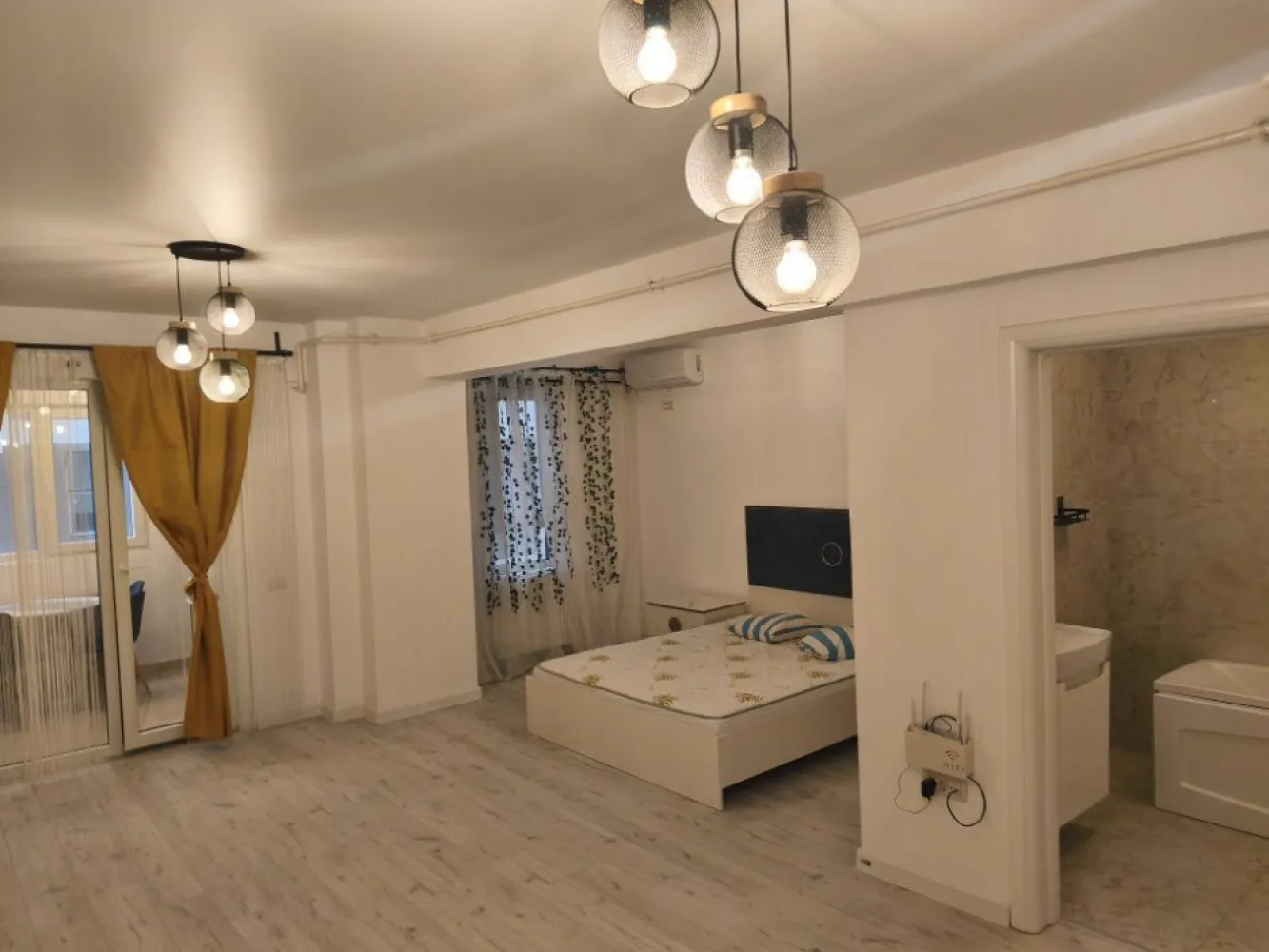 Închiriez Garsonieră - Nu accept prin agenții. 
Se oferă spre închiriere garsonieră spațioasă în bloc nou – Central Address, Strada Năsăud 77, vis-a-vis de Liberty Mall, Sector 5, București

Caracteristici ansamblu rezidențial:
 • Bloc nou, finalizat în 2023
 • Supraveghere video și barieră de acces
 • 1 lift pe scară
 • Stație de tramvai și autobuz chiar în fața blocului
 • La doar 10 minute de Piața Unirii

Detalii garsonieră:
 • Suprafață utilă: 42 mp
 • Etaj 1 din 11
 • Balcon închis
 • Bucătărie complet mobilată și utilată
 • Centrală termică proprie și calorifere
 • Nu se acceptă animale de companie
 • Se caută persoane serioase
 • Se percepe 1 lună chirie + 1 lună garanție
Se închiriază exact ca în poze, complet mobilată și utilată

Pentru mai multe detalii sau programarea unei vizionări, vă rog să mă contactați.