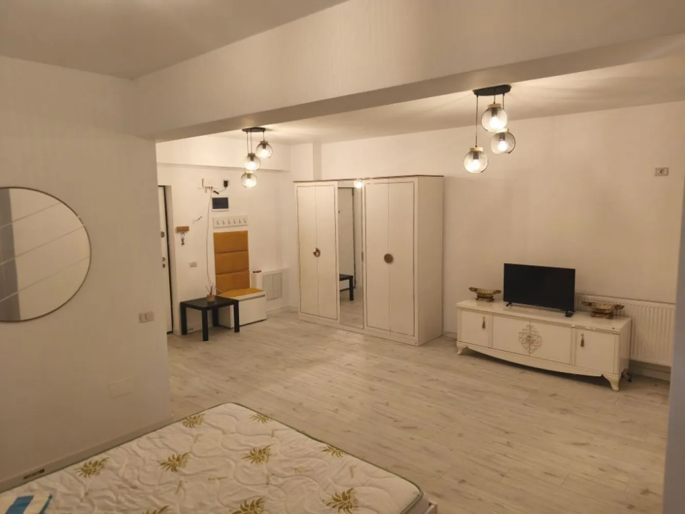 Închiriez Garsonieră - Nu accept prin agenții. 
Se oferă spre închiriere garsonieră spațioasă în bloc nou – Central Address, Strada Năsăud 77, vis-a-vis de Liberty Mall, Sector 5, București

Caracteristici ansamblu rezidențial:
 • Bloc nou, finalizat în 2023
 • Supraveghere video și barieră de acces
 • 1 lift pe scară
 • Stație de tramvai și autobuz chiar în fața blocului
 • La doar 10 minute de Piața Unirii

Detalii garsonieră:
 • Suprafață utilă: 42 mp
 • Etaj 1 din 11
 • Balcon închis
 • Bucătărie complet mobilată și utilată
 • Centrală termică proprie și calorifere
 • Nu se acceptă animale de companie
 • Se caută persoane serioase
 • Se percepe 1 lună chirie + 1 lună garanție
Se închiriază exact ca în poze, complet mobilată și utilată

Pentru mai multe detalii sau programarea unei vizionări, vă rog să mă contactați.