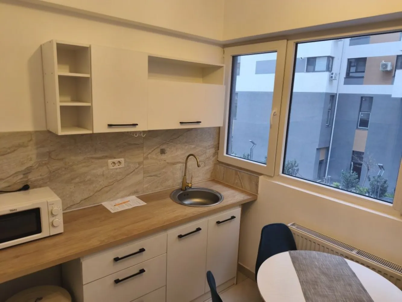 Închiriez Garsonieră - Nu accept prin agenții. 
Se oferă spre închiriere garsonieră spațioasă în bloc nou – Central Address, Strada Năsăud 77, vis-a-vis de Liberty Mall, Sector 5, București

Caracteristici ansamblu rezidențial:
 • Bloc nou, finalizat în 2023
 • Supraveghere video și barieră de acces
 • 1 lift pe scară
 • Stație de tramvai și autobuz chiar în fața blocului
 • La doar 10 minute de Piața Unirii

Detalii garsonieră:
 • Suprafață utilă: 42 mp
 • Etaj 1 din 11
 • Balcon închis
 • Bucătărie complet mobilată și utilată
 • Centrală termică proprie și calorifere
 • Nu se acceptă animale de companie
 • Se caută persoane serioase
 • Se percepe 1 lună chirie + 1 lună garanție
Se închiriază exact ca în poze, complet mobilată și utilată

Pentru mai multe detalii sau programarea unei vizionări, vă rog să mă contactați.