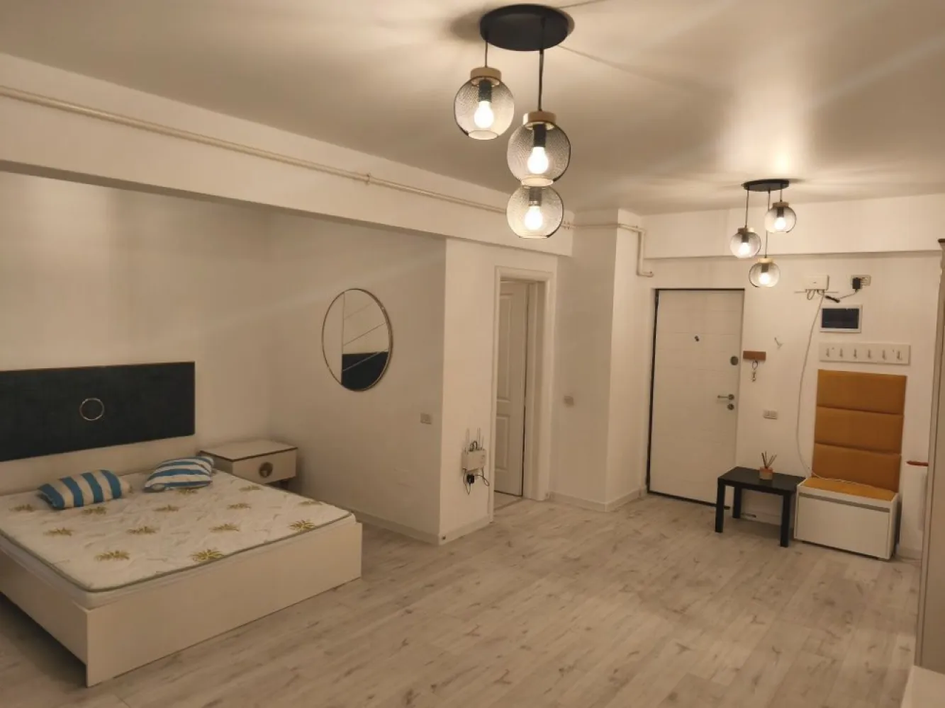 Închiriez Garsonieră - Nu accept prin agenții. 
Se oferă spre închiriere garsonieră spațioasă în bloc nou – Central Address, Strada Năsăud 77, vis-a-vis de Liberty Mall, Sector 5, București

Caracteristici ansamblu rezidențial:
 • Bloc nou, finalizat în 2023
 • Supraveghere video și barieră de acces
 • 1 lift pe scară
 • Stație de tramvai și autobuz chiar în fața blocului
 • La doar 10 minute de Piața Unirii

Detalii garsonieră:
 • Suprafață utilă: 42 mp
 • Etaj 1 din 11
 • Balcon închis
 • Bucătărie complet mobilată și utilată
 • Centrală termică proprie și calorifere
 • Nu se acceptă animale de companie
 • Se caută persoane serioase
 • Se percepe 1 lună chirie + 1 lună garanție
Se închiriază exact ca în poze, complet mobilată și utilată

Pentru mai multe detalii sau programarea unei vizionări, vă rog să mă contactați.