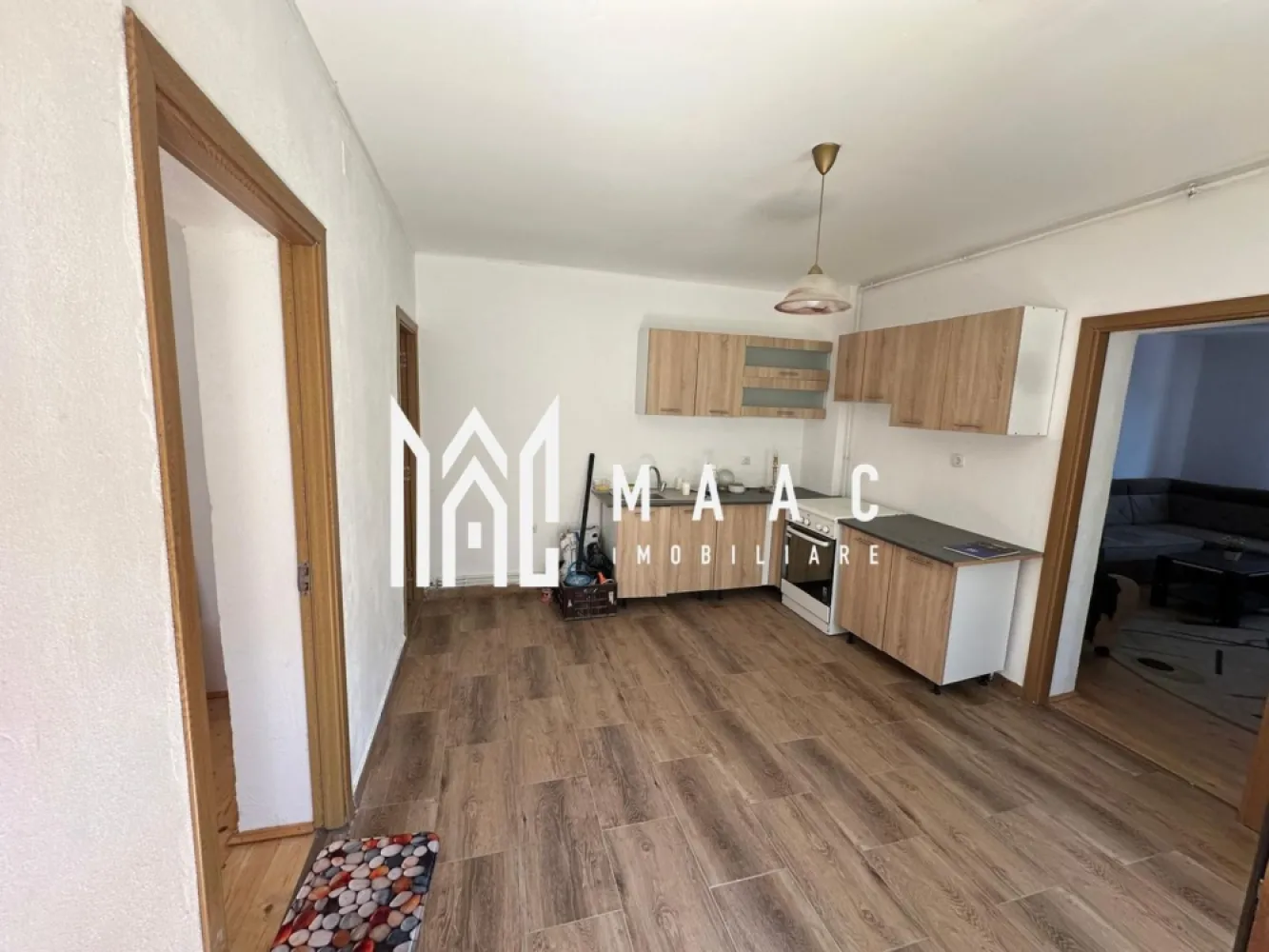 CASA INDIVIDUALA I 5 CAMERE I AVRIG - Maac Imobiliare ofera spre vanzare casa compusa din doua corpuri de cladire:

Corpul 1:
- 2 camere
- bucatarie 
- baie

Corpul 2:
- 2 camere
- baie

Imobilul este situat in Avrig, intr-o zona linistita, fiind potrivita atat pentru locuit, cat si pentru investitie.
Disponibila imediat.

Pentru mai multe detalii sau programarea unei vizionari anuntati telefonic CP3164322