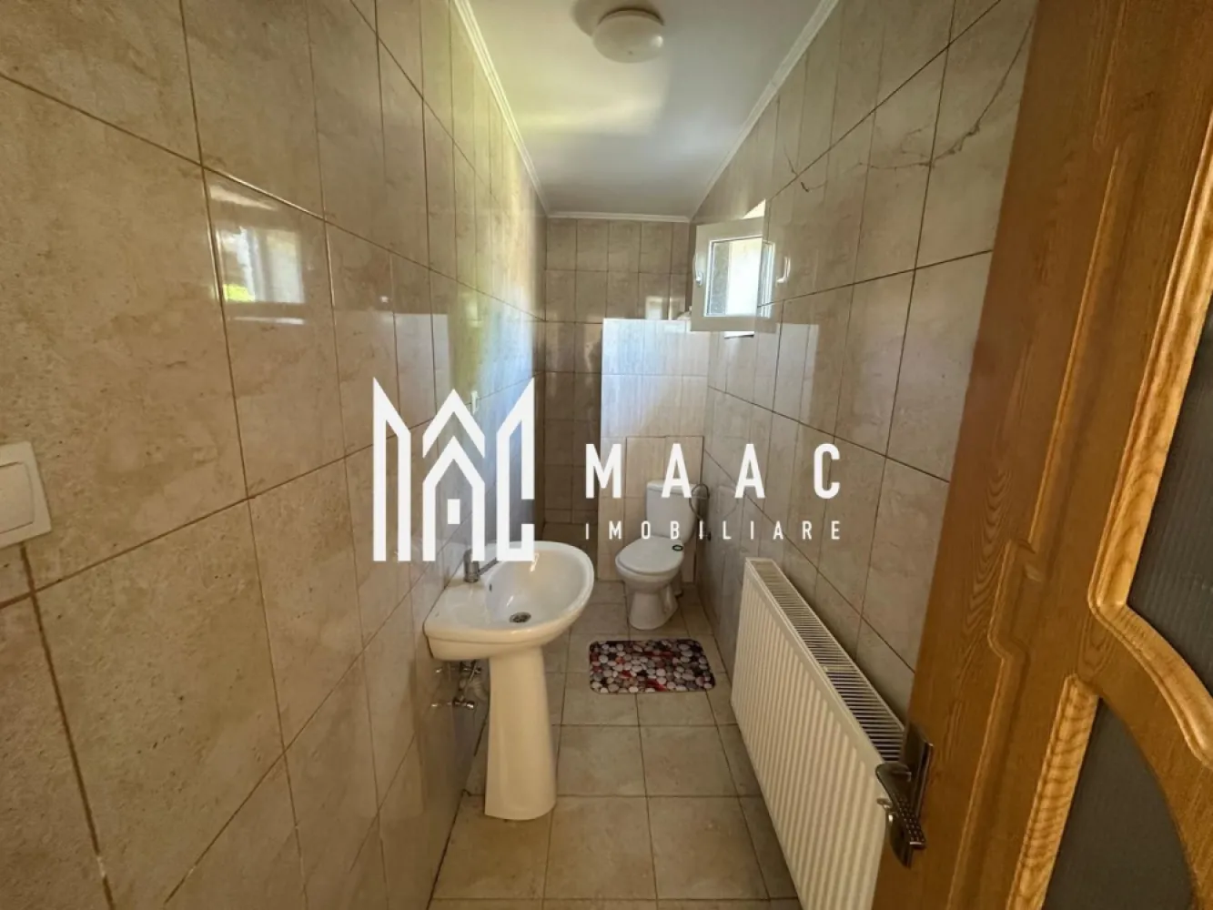 CASA INDIVIDUALA I 5 CAMERE I AVRIG - Maac Imobiliare ofera spre vanzare casa compusa din doua corpuri de cladire:

Corpul 1:
- 2 camere
- bucatarie 
- baie

Corpul 2:
- 2 camere
- baie

Imobilul este situat in Avrig, intr-o zona linistita, fiind potrivita atat pentru locuit, cat si pentru investitie.
Disponibila imediat.

Pentru mai multe detalii sau programarea unei vizionari anuntati telefonic CP3164322