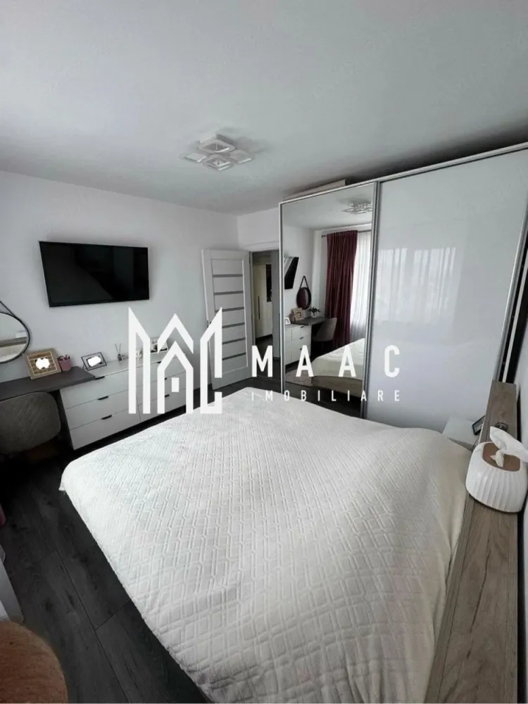 Apartament 3 Camere | 63 MPU | Etaj 9 | Vasile Aaron - MAAC Imobiliare vă propune spre vânzare un apartament modern cu 3 camere decomandate, complet renovat.

Caracteristici principale:
Suprafață utilă: 63 mp
Balcon: 3 mp
Boxă la subsol: 5 mp
Compartimentare decomandată
Se vinde complet mobilat și utilat
Disponibil pentru mutare imediată

Compartimentare:
Living
2 dormitoare
Bucătărie
Baie
Debara pentru depozitare
Balcon

Dotări și îmbunătățiri:
Instalație electrică complet schimbată
Instalație termică complet schimbată

Localizare
Amplasat într-o zonă liniștită, cu acces facil către magazine, școli, mijloace de transport și alte puncte de interes, apartamentul oferă toate avantajele unei locuințe confortabile și bine poziționate.

Pentru mai multe detalii și programarea unei vizionări, vă rugăm să contactați echipa MAAC Imobiliare și să menționați ID-ul proprietății: CP3147681.