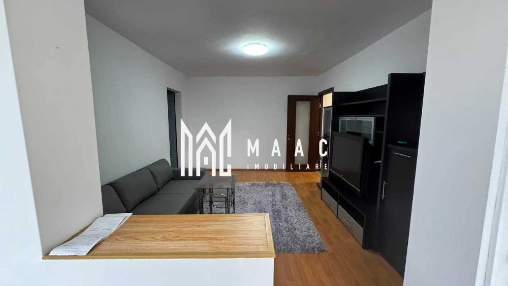 Apartament 3 camere | Etaj 1 | Balcon | Renovat | N. Iorga - MAAC Imobiliare vă propune spre vanzare un apartament cu 3 camere, semidecomandat, recent renovat, situat în una dintre cele mai apreciate zone ale Sibiului.

Apartamentul are o suprafață utilă de aproximativ 50 mp, la care se adaugă un balcon închis cu geam termopan, și este compartimentat astfel:
Living spațios
Două dormitoare 
Bucătărie separată
Baie
Hol
Balcon închis.

Printre dotările și avantajele proprietății se numără:
Centrală termică proprie
Mașină de spălat rufe
Plită electrică și cuptor electric
Combină frigorifică
Televizor
Pivniță
Acces facil către școli, magazine, stații de autobuz, parcuri și alte puncte de interes.

Pentru mai multe detalii sau pentru programarea unei vizionări, vă rugăm să ne contactați specificând ID: CP3137183