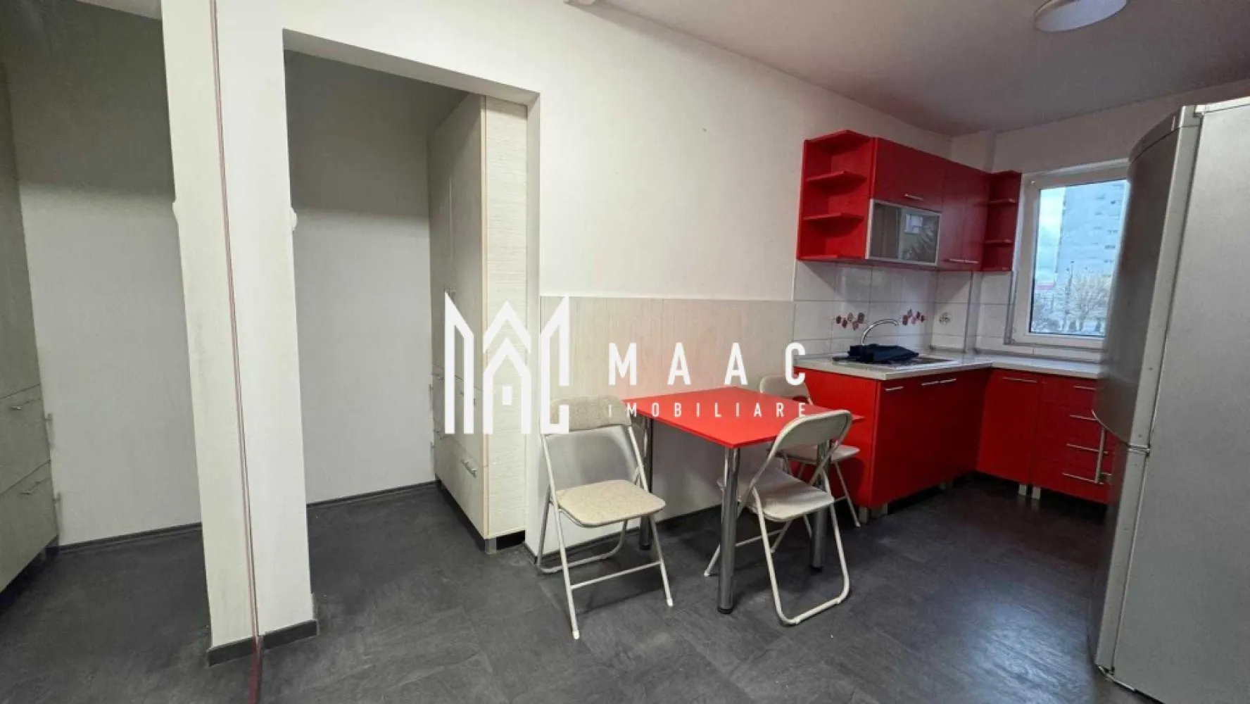 Apartament 3 camere | Etaj 1 | Balcon | Renovat | N. Iorga - MAAC Imobiliare vă propune spre vanzare un apartament cu 3 camere, semidecomandat, recent renovat, situat în una dintre cele mai apreciate zone ale Sibiului.

Apartamentul are o suprafață utilă de aproximativ 50 mp, la care se adaugă un balcon închis cu geam termopan, și este compartimentat astfel:
Living spațios
Două dormitoare 
Bucătărie separată
Baie
Hol
Balcon închis.

Printre dotările și avantajele proprietății se numără:
Centrală termică proprie
Mașină de spălat rufe
Plită electrică și cuptor electric
Combină frigorifică
Televizor
Pivniță
Acces facil către școli, magazine, stații de autobuz, parcuri și alte puncte de interes.

Pentru mai multe detalii sau pentru programarea unei vizionări, vă rugăm să ne contactați specificând ID: CP3137183