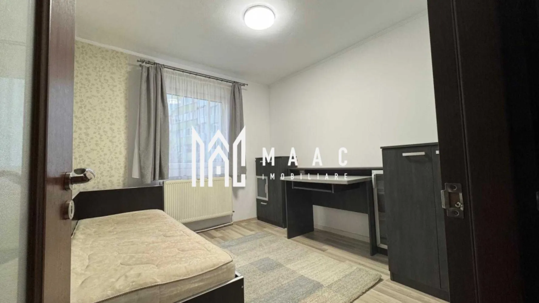 Apartament 3 camere | Etaj 1 | Balcon | Renovat | N. Iorga - MAAC Imobiliare vă propune spre vanzare un apartament cu 3 camere, semidecomandat, recent renovat, situat în una dintre cele mai apreciate zone ale Sibiului.

Apartamentul are o suprafață utilă de aproximativ 50 mp, la care se adaugă un balcon închis cu geam termopan, și este compartimentat astfel:
Living spațios
Două dormitoare 
Bucătărie separată
Baie
Hol
Balcon închis.

Printre dotările și avantajele proprietății se numără:
Centrală termică proprie
Mașină de spălat rufe
Plită electrică și cuptor electric
Combină frigorifică
Televizor
Pivniță
Acces facil către școli, magazine, stații de autobuz, parcuri și alte puncte de interes.

Pentru mai multe detalii sau pentru programarea unei vizionări, vă rugăm să ne contactați specificând ID: CP3137183