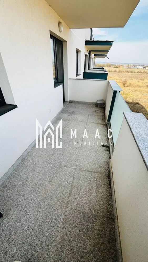 Apartament 3 camere I 2 bai I Modern I Parcare inclusa - MAAC Imobiliare vă oferă spre vânzare un apartament modern și generos cu 3 camere, situat la etajul 3 din 4, într-un imobil construit de renumitul dezvoltator Conlan, într-o zonă apreciată pentru confortul oferit și accesul facil către principalele puncte de interes.

Detalii generale

Suprafață utilă totală: 76 mp

Etaj: 3 din 4

Orientare: vestică

Loc de parcare: inclus în preț

Compartimentare

Apartamentul beneficiază de o compartimentare practică și echilibrată, fiind ideal pentru o familie sau pentru cei care își doresc mai mult spațiu și confort.

Locuința este compusă din:

Living luminos cu bucătărie open-space

2 dormitoare confortabile

2 băi

2 balcoane cu suprafață totală de 8 mp

Dotări și beneficii

Un avantaj important îl reprezintă locul de parcare inclus în preț, oferind un plus de confort și siguranță.

Apartamentul se vinde parțial mobilat și utilat, fără:

Televizor

Mașină de spălat rufe

Uscător

Acest aspect vă oferă posibilitatea de a personaliza spațiul după propriile preferințe.

Avantaje

Imobil construit de Conlan, dezvoltator recunoscut pentru calitate

Etaj 3/4 – poziționare ideală pentru confort și intimitate

Orientare vestică, cu lumină naturală generoasă

Living spațios cu bucătărie open-space

2 dormitoare confortabile

2 băi pentru un plus de funcționalitate

2 balcoane (8 mp) pentru relaxare

Loc de parcare inclus

Suprafață utilă totală: 76 mp

Pentru mai multe detalii precizați ca ați văzut anunțul cu ID CP3161821