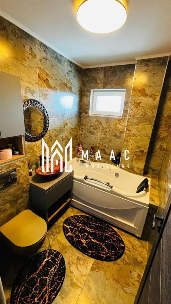 Apartament 3 camere I 2 bai I Modern I Parcare inclusa - MAAC Imobiliare vă oferă spre vânzare un apartament modern și generos cu 3 camere, situat la etajul 3 din 4, într-un imobil construit de renumitul dezvoltator Conlan, într-o zonă apreciată pentru confortul oferit și accesul facil către principalele puncte de interes.

Detalii generale

Suprafață utilă totală: 76 mp

Etaj: 3 din 4

Orientare: vestică

Loc de parcare: inclus în preț

Compartimentare

Apartamentul beneficiază de o compartimentare practică și echilibrată, fiind ideal pentru o familie sau pentru cei care își doresc mai mult spațiu și confort.

Locuința este compusă din:

Living luminos cu bucătărie open-space

2 dormitoare confortabile

2 băi

2 balcoane cu suprafață totală de 8 mp

Dotări și beneficii

Un avantaj important îl reprezintă locul de parcare inclus în preț, oferind un plus de confort și siguranță.

Apartamentul se vinde parțial mobilat și utilat, fără:

Televizor

Mașină de spălat rufe

Uscător

Acest aspect vă oferă posibilitatea de a personaliza spațiul după propriile preferințe.

Avantaje

Imobil construit de Conlan, dezvoltator recunoscut pentru calitate

Etaj 3/4 – poziționare ideală pentru confort și intimitate

Orientare vestică, cu lumină naturală generoasă

Living spațios cu bucătărie open-space

2 dormitoare confortabile

2 băi pentru un plus de funcționalitate

2 balcoane (8 mp) pentru relaxare

Loc de parcare inclus

Suprafață utilă totală: 76 mp

Pentru mai multe detalii precizați ca ați văzut anunțul cu ID CP3161821