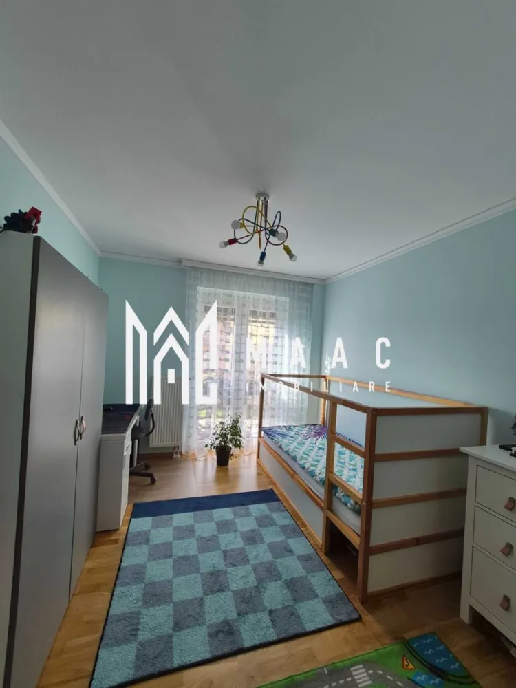 Apartament 4 Camere | 90 MPU | Balcon 14 MP | Parcare - MAAC Imobiliare vă propune spre vânzare un apartament spațios și luminos, situat într-o zonă centrală apreciată, în cadrul unui ansamblu rezidențial modern ce beneficiază de parc privat și zone verzi amenajate. Proprietatea reprezintă alegerea ideală pentru o familie care își dorește confort, accesibilitate și un mediu liniștit.

Caracteristici principale

Suprafață utilă: 90 mp
Balcon: 14 mp
Boxă de depozitare: 3,3 mp
Loc de parcare dedicat
Ansamblu rezidențial cu parc privat și spații verzi

Compartimentare
Living
3 dormitoare
Bucătărie separată
2 băi
2 holuri
Balcon cu acces din zona de zi

Avantaje și beneficii
Loc de parcare inclus
Boxă pentru depozitare
Mediu rezidențial liniștit și bine întreținut

Localizare

Amplasat într-o zonă centrală, cu acces rapid către școli, grădinițe, magazine, centre comerciale și mijloace de transport în comun.

Pentru mai multe detalii și programarea unei vizionări, vă rugăm să contactați echipa MAAC Imobiliare și să menționați ID-ul proprietății: CP3136517.