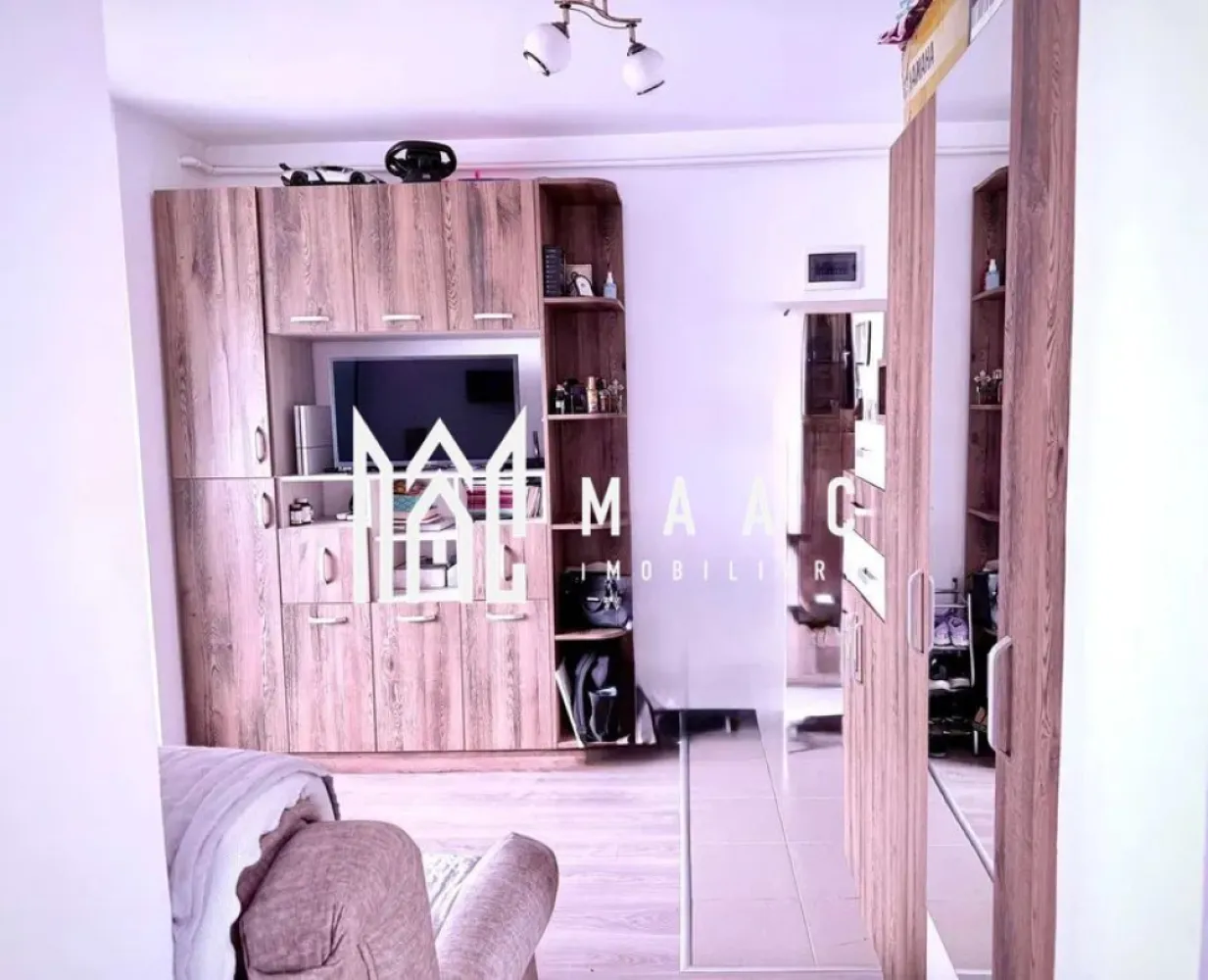 Apartament 2 camere | Etaj 2 | Balcon | Parcare | Belvedere - MAAC Imobiliare vă prezintă spre vânzare un apartament cu 2 camere, intr-un imobil tip vilă cu regim de înălțime P+3, construit în anul 2015, situat în cartierul Belvedere Residence din Turnișor.

Compartimentare:
Living cu bucătărie open-space
Dormitor
Baie
Hol
Debara
Balcon.

Locuința este pregătită pentru mutare imediată:
Gresie și faianță
Parchet
Ușă metalică la intrare
Aer condiționat Gree aflat în garanție

Apartamentul se vinde complet mobilat și utilat, exact ca în fotografii, oferind viitorului proprietar avantajul unei investiții fără costuri suplimentare de amenajare.

Situat într-o zonă liniștită și bine conectată la principalele puncte de interes ale orașului, apartamentul este ideal pentru o persoană singură, un cuplu tânăr sau pentru cei care caută o proprietate cu randament bun la închiriere.

Pentru mai multe detalii sau pentru programarea unei vizionări, vă rugăm să ne contactați specificând ID: CP3132258