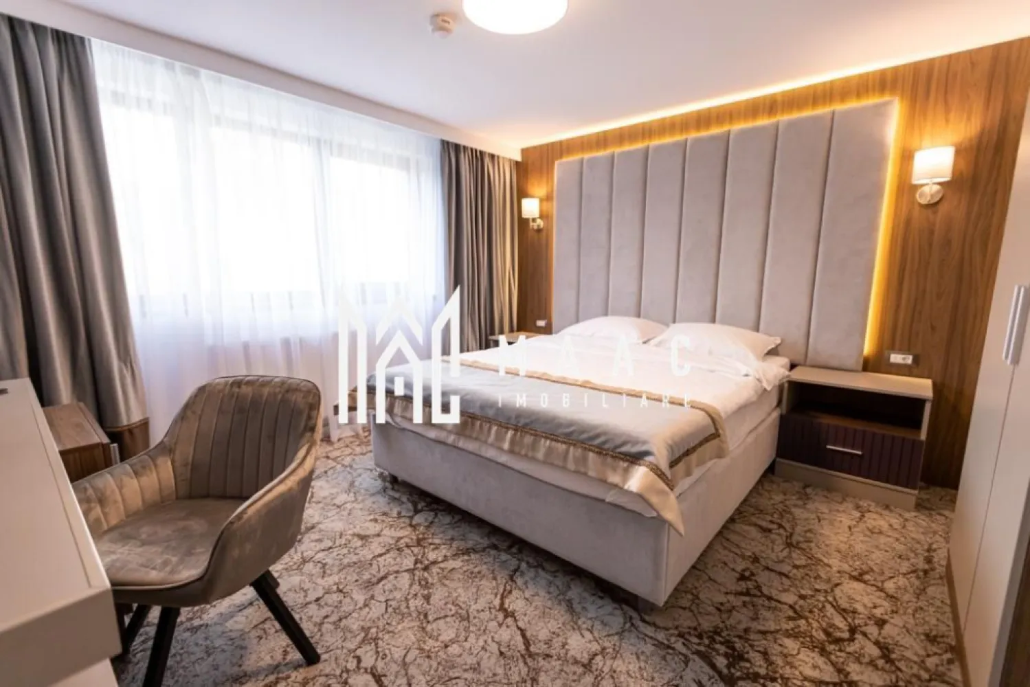 Hotel Nou de Vanzare I Caciulata I Operational - Hotel de 3 stele, central poziționat în Stațiunea balneoclimaterică Călimănești - Caciulata, cu o suprafață construită de 1420 de metri pătrați, situat pe un teren de 872 de metri pătrați, care se vinde împreună cu un teren adiacent de 1157 de metri pătrați, destinat parcării hotelului. 
Hotelul ocupă o suprafață de 268 mp la sol și dispune de 1420 mp de spații construite, incluzând o zonă de recepție, un salon pentru mic dejun, un bar, o piscină, un jacuzzi, o sală de fitness și o terasă deschisă pe acoperiș. De asemenea, hotelul este dotat cu un lift panoramic și oferă 21 de unități de cazare, dintre care 3 apartamente, două camere duble, două camere single și 14 camere matrimoniale, fiecare având balcoane ce oferă vederi ideale pentru momente de relaxare. Toate camerele și spațiile comune sunt complet mobilate, utilate și finisate modern, având gresie și faianță în băi, mochetă în camere, pardoseli WPC pe terase și balcoane, tencuială structurată, gresie antiderapantă, pardoseli din marmură lustruită cu modele realizate manual și tâmplărie din aluminiu antracit.
Hotelul dispune de toate avizele și autorizațiile necesare pentru funcționare și își desfășoară activitatea cu un flux constant de clienți pe tot parcursul anului, reprezentând o achiziție ideală și profitabilă pentru oricine dorește să investească în domeniul hotelier.
Pentru mai multe detalii precizati telefonic ca ati vazut anuntul cu ID CP3166598