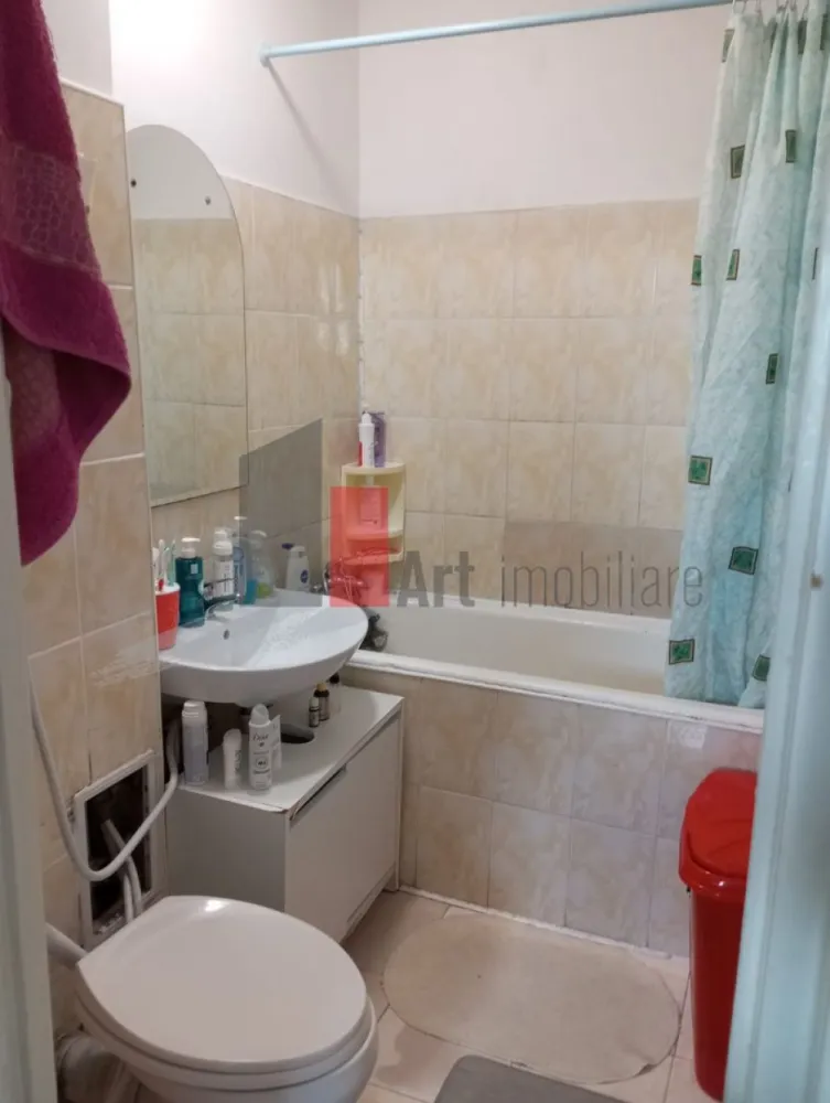 2 camere Drumul Taberei Plaza - Va prezentam spre vanzare un apartament situat in Cartierul Drumul Taberei, langa Mall Plaza, 

Apartamentul se afla la 5/10, este cf.2, semidecomandat, curat si are actele pregatite pentru vanzare. 

Blocul se află lângă st STB, lab5 min de metrou, aproape de Lidl, numeroase magazine, școală , grădiniță, parc, piata

Pentru detalii sau vizionare va stam la dispozitie: 0757894152