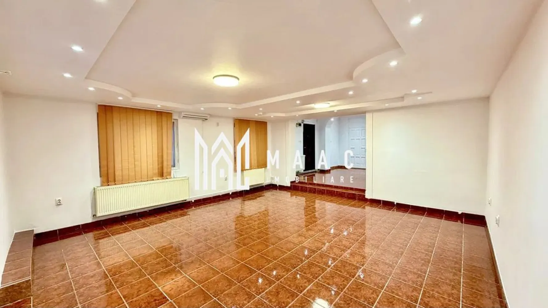 Spatiu comercial I 80 mp I zona cartierul Ștrand - MAAC Imobiliare vă propune spre închiriere un spațiu comercial de 80 mp – Cartier Ștrand intr-o zonă liniștită și sigură.
Spațiu comercial este situat la parter, cu intrare directă din stradă.

Spațiul este proaspăt renovat, gata de utilizare, și este compartimentat astfel:

2 încăperi

Grup sanitar

Este ideal pentru desfășurarea activităților de servicii, precum:

Salon de înfrumusețare (frizerie, coafor, cosmetică, manichiură/pedichiură)

Birouri de servicii (asigurări, imobiliare, contabilitate, IT, juridic, consultanță)

Activități educaționale / cursuri

Alte activități de servicii compatibile

Avantaje ale locației:

Zonă liniștită, cu trafic pietonal constant

Stații de autobuz pe aceeași stradă

Apropiere de parcuri, farmacii, magazine și alte puncte de interes

Acces facil și vizibilitate bună

Condiții de închiriere:

Contract minim: 1 an

Chirie: 800 € / lună

Garanție: echivalentul unei chirii.

Pentru mai multe detalii sau pentru a programa o vizionare, te rugăm să ne contactezi specificând ID:CP2892994.