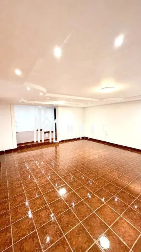 Spatiu comercial I 80 mp I zona cartierul Ștrand - MAAC Imobiliare vă propune spre închiriere un spațiu comercial de 80 mp – Cartier Ștrand intr-o zonă liniștită și sigură.
Spațiu comercial este situat la parter, cu intrare directă din stradă.

Spațiul este proaspăt renovat, gata de utilizare, și este compartimentat astfel:

2 încăperi

Grup sanitar

Este ideal pentru desfășurarea activităților de servicii, precum:

Salon de înfrumusețare (frizerie, coafor, cosmetică, manichiură/pedichiură)

Birouri de servicii (asigurări, imobiliare, contabilitate, IT, juridic, consultanță)

Activități educaționale / cursuri

Alte activități de servicii compatibile

Avantaje ale locației:

Zonă liniștită, cu trafic pietonal constant

Stații de autobuz pe aceeași stradă

Apropiere de parcuri, farmacii, magazine și alte puncte de interes

Acces facil și vizibilitate bună

Condiții de închiriere:

Contract minim: 1 an

Chirie: 800 € / lună

Garanție: echivalentul unei chirii.

Pentru mai multe detalii sau pentru a programa o vizionare, te rugăm să ne contactezi specificând ID:CP2892994.