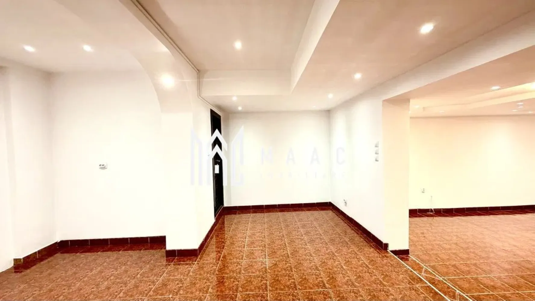 Spatiu comercial I 80 mp I zona cartierul Ștrand - MAAC Imobiliare vă propune spre închiriere un spațiu comercial de 80 mp – Cartier Ștrand intr-o zonă liniștită și sigură.
Spațiu comercial este situat la parter, cu intrare directă din stradă.

Spațiul este proaspăt renovat, gata de utilizare, și este compartimentat astfel:

2 încăperi

Grup sanitar

Este ideal pentru desfășurarea activităților de servicii, precum:

Salon de înfrumusețare (frizerie, coafor, cosmetică, manichiură/pedichiură)

Birouri de servicii (asigurări, imobiliare, contabilitate, IT, juridic, consultanță)

Activități educaționale / cursuri

Alte activități de servicii compatibile

Avantaje ale locației:

Zonă liniștită, cu trafic pietonal constant

Stații de autobuz pe aceeași stradă

Apropiere de parcuri, farmacii, magazine și alte puncte de interes

Acces facil și vizibilitate bună

Condiții de închiriere:

Contract minim: 1 an

Chirie: 800 € / lună

Garanție: echivalentul unei chirii.

Pentru mai multe detalii sau pentru a programa o vizionare, te rugăm să ne contactezi specificând ID:CP2892994.