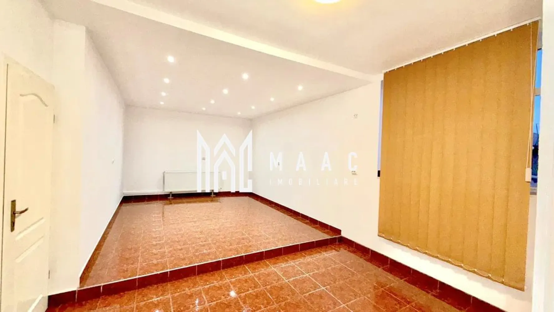 Spatiu comercial I 80 mp I zona cartierul Ștrand - MAAC Imobiliare vă propune spre închiriere un spațiu comercial de 80 mp – Cartier Ștrand intr-o zonă liniștită și sigură.
Spațiu comercial este situat la parter, cu intrare directă din stradă.

Spațiul este proaspăt renovat, gata de utilizare, și este compartimentat astfel:

2 încăperi

Grup sanitar

Este ideal pentru desfășurarea activităților de servicii, precum:

Salon de înfrumusețare (frizerie, coafor, cosmetică, manichiură/pedichiură)

Birouri de servicii (asigurări, imobiliare, contabilitate, IT, juridic, consultanță)

Activități educaționale / cursuri

Alte activități de servicii compatibile

Avantaje ale locației:

Zonă liniștită, cu trafic pietonal constant

Stații de autobuz pe aceeași stradă

Apropiere de parcuri, farmacii, magazine și alte puncte de interes

Acces facil și vizibilitate bună

Condiții de închiriere:

Contract minim: 1 an

Chirie: 800 € / lună

Garanție: echivalentul unei chirii.

Pentru mai multe detalii sau pentru a programa o vizionare, te rugăm să ne contactezi specificând ID:CP2892994.