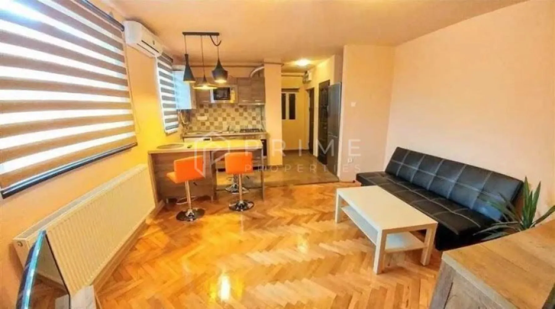 Apartament 2 Camere Premium – Aleea Săvinești | Semicentral - Dacă ești în căutarea unei locuințe unde calitatea și atenția la detalii sunt standardul, acest apartament este alegerea ideală. Situat la doar 800 de metri de Palatul Culturii, acest imobil îmbină eleganța cu confortul modern, oferind o experiență de locuire superioară.

Detalii tehnice și finisaje de top:
Confort interior: Aer condiționat, microcentrală Bosch pentru un control optim al temperaturii, țevi de încălzire îngropate (estetică și eficiență maximă).
Finisaje de înaltă calitate: Parchet din lemn de esență tare, obiecte sanitare premium (Grohe, Teka), rezervor WC încastrat Geberit.
Electrocasnice incluse: Bucătărie complet echipată cu dotări premium (frigider, aragaz și cuptor încorporat Whirlpool, cuptor cu microunde încorporat Gorenje).

Compartimentare: Living luminos în sistem open space și dormitor intim cu pat franțuzesc.
De ce să alegi acest apartament:
Poziționare excelentă: Aproape de inima orașului, oferind acces facil la punctele de interes cultural și social.
Stare: Complet mobilat și utilat, gata să îți ofere confortul unui cămin „la cheie”.
Public țintă: Ideal pentru un cuplu tânăr sau o persoană singură care apreciază dotările moderne.

Promisiunea Prime Properties: La Prime Properties, credem că o locuință premium merită o abordare premium. Vă oferim siguranță, transparență și servicii impecabile, asigurându-ne că fiecare detaliu este acoperit. Această proprietate nu este exact ce cauți? Lasă-ne să găsim alternativa potrivită stilului tău de viață.
📞 Pentru detalii suplimentare și programarea unei vizionări exclusive, vă rugăm să ne contactați la numărul: 0723690377.