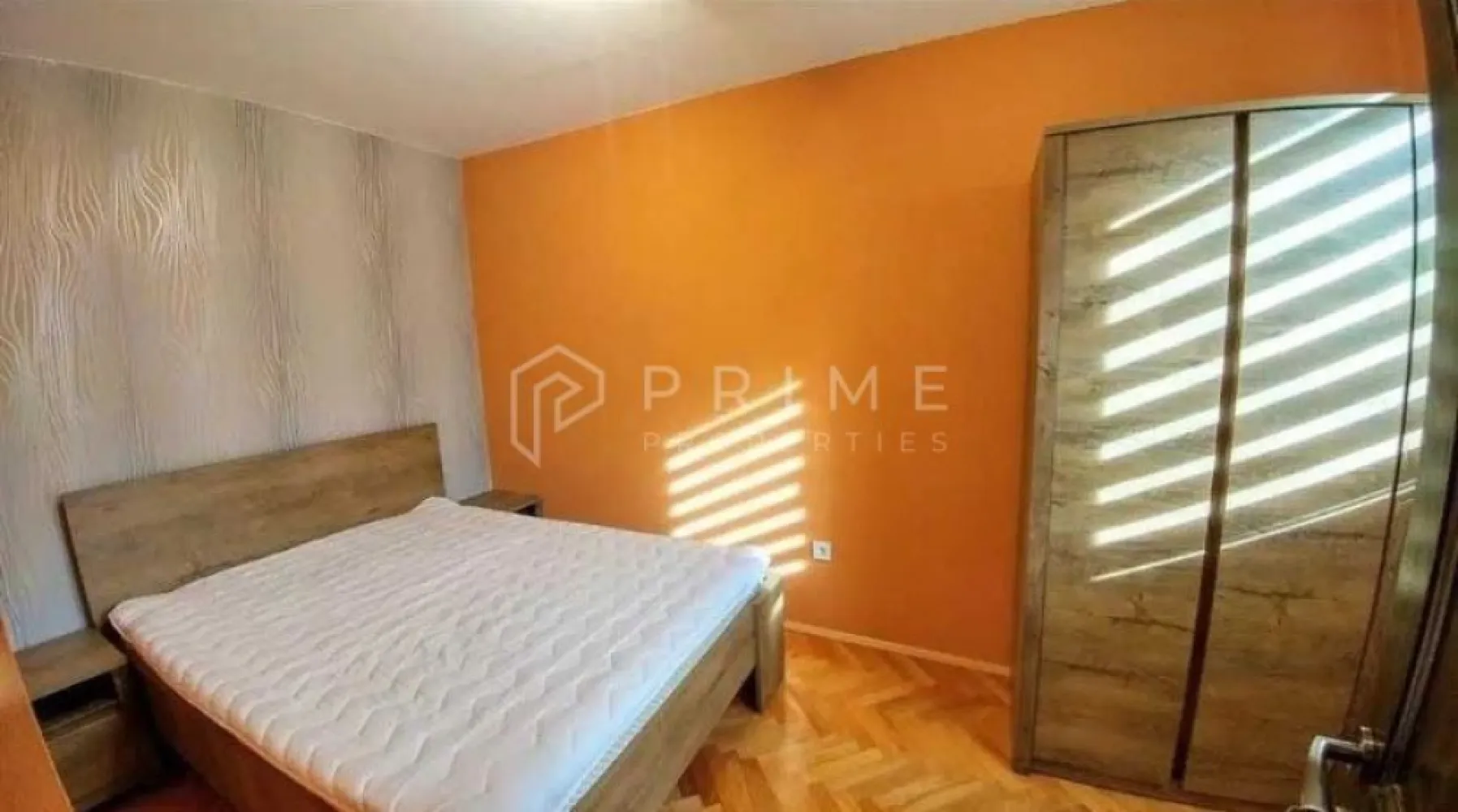 Apartament 2 Camere Premium – Aleea Săvinești | Semicentral - Dacă ești în căutarea unei locuințe unde calitatea și atenția la detalii sunt standardul, acest apartament este alegerea ideală. Situat la doar 800 de metri de Palatul Culturii, acest imobil îmbină eleganța cu confortul modern, oferind o experiență de locuire superioară.

Detalii tehnice și finisaje de top:
Confort interior: Aer condiționat, microcentrală Bosch pentru un control optim al temperaturii, țevi de încălzire îngropate (estetică și eficiență maximă).
Finisaje de înaltă calitate: Parchet din lemn de esență tare, obiecte sanitare premium (Grohe, Teka), rezervor WC încastrat Geberit.
Electrocasnice incluse: Bucătărie complet echipată cu dotări premium (frigider, aragaz și cuptor încorporat Whirlpool, cuptor cu microunde încorporat Gorenje).

Compartimentare: Living luminos în sistem open space și dormitor intim cu pat franțuzesc.
De ce să alegi acest apartament:
Poziționare excelentă: Aproape de inima orașului, oferind acces facil la punctele de interes cultural și social.
Stare: Complet mobilat și utilat, gata să îți ofere confortul unui cămin „la cheie”.
Public țintă: Ideal pentru un cuplu tânăr sau o persoană singură care apreciază dotările moderne.

Promisiunea Prime Properties: La Prime Properties, credem că o locuință premium merită o abordare premium. Vă oferim siguranță, transparență și servicii impecabile, asigurându-ne că fiecare detaliu este acoperit. Această proprietate nu este exact ce cauți? Lasă-ne să găsim alternativa potrivită stilului tău de viață.
📞 Pentru detalii suplimentare și programarea unei vizionări exclusive, vă rugăm să ne contactați la numărul: 0723690377.