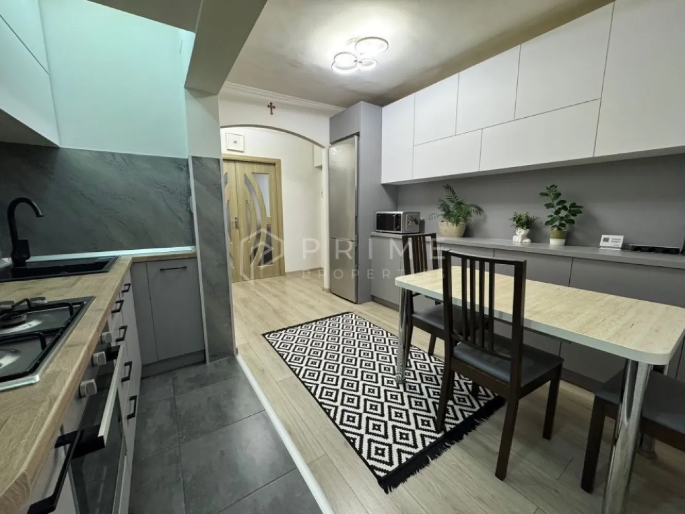 Apartament cu 3 camere, decomandat – Cartier Tudor- Mobilat și utilat - Vă propunem spre vânzare, direct de la proprietar, un apartament cu 3 camere decomandate, situat într-una dintre cele mai apreciate și căutate zone din cartierul Tudor. Cu o suprafață utilă generoasă de 76 mp, la care se adaugă un balcon de 6 mp, această locuință situată la etajul 7 oferă un mix ideal de confort, intimitate și lumină naturală.

Detalii tehnice și finisaje:

Compartimentare: Decomandată, optimizată pentru a oferi funcționalitate și spațiu.

Stare: Renovare completă realizată în urmă cu 3 ani, cu finisaje de calitate superioară.

Mobilier: Locuința se vinde complet mobilată cu piese realizate la comandă, ce îmbină estetica modernă cu utilitatea practică.

Dotări de siguranță: Sistem de alarmă integrat și camere de supraveghere video (interior/exterior).

Spații suplimentare și depozitare:

Apartamentul dispune de debara și cămară proprii.

Anexe incluse: Pivniță la subsolul blocului și acces la uscătoria de pe etaj, asigurând o organizare impecabilă a locuinței.

Facilități auto:

Proprietatea se vinde împreună cu un loc de parcare propriu cu copertină, dreptul de utilizare fiind transmisibil noului proprietar.

Localizare:
Poziționarea imobilului asigură un acces extrem de facil către toate punctele de interes cotidian: școli, creșe, facultăți, farmacii, centre comerciale și stații de transport în comun, toate fiind la doar câțiva pași distanță. Deși situat în proximitatea facilităților urbane, apartamentul oferă liniștea necesară unui cămin relaxant.

Locuința este pregătită pentru mutare imediată, fiind complet utilată și mobilată „la cheie”.

Promisiunea Prime Properties:
Vă oferim siguranță, transparență și servicii impecabile pe tot parcursul drumului către casa ideală. Dacă această proprietate nu corespunde nevoilor dumneavoastră, lăsați-ne să găsim alternativa potrivită stilului dumneavoastră de viață.