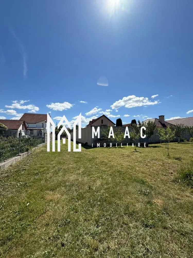 Teren de casa | Intravilan | PUZ | Utilitati | SIBIU - MAAC Imobiliare propune atentiei dumneavoastra un teren intravilan pretabil pentru constructii intr-o zona deosebita, cu potential, din Sibiu (Calea Surii Mari - cartierul Marmelada).

Regim de inaltime: P+E+M , S+P+1+M, S+P+1+R, S+D+P+M, S+D+P+R.

Terenul este drept, fara diferenta de elevatie. 

Pentru mai multe detalii specificati: CP2881989