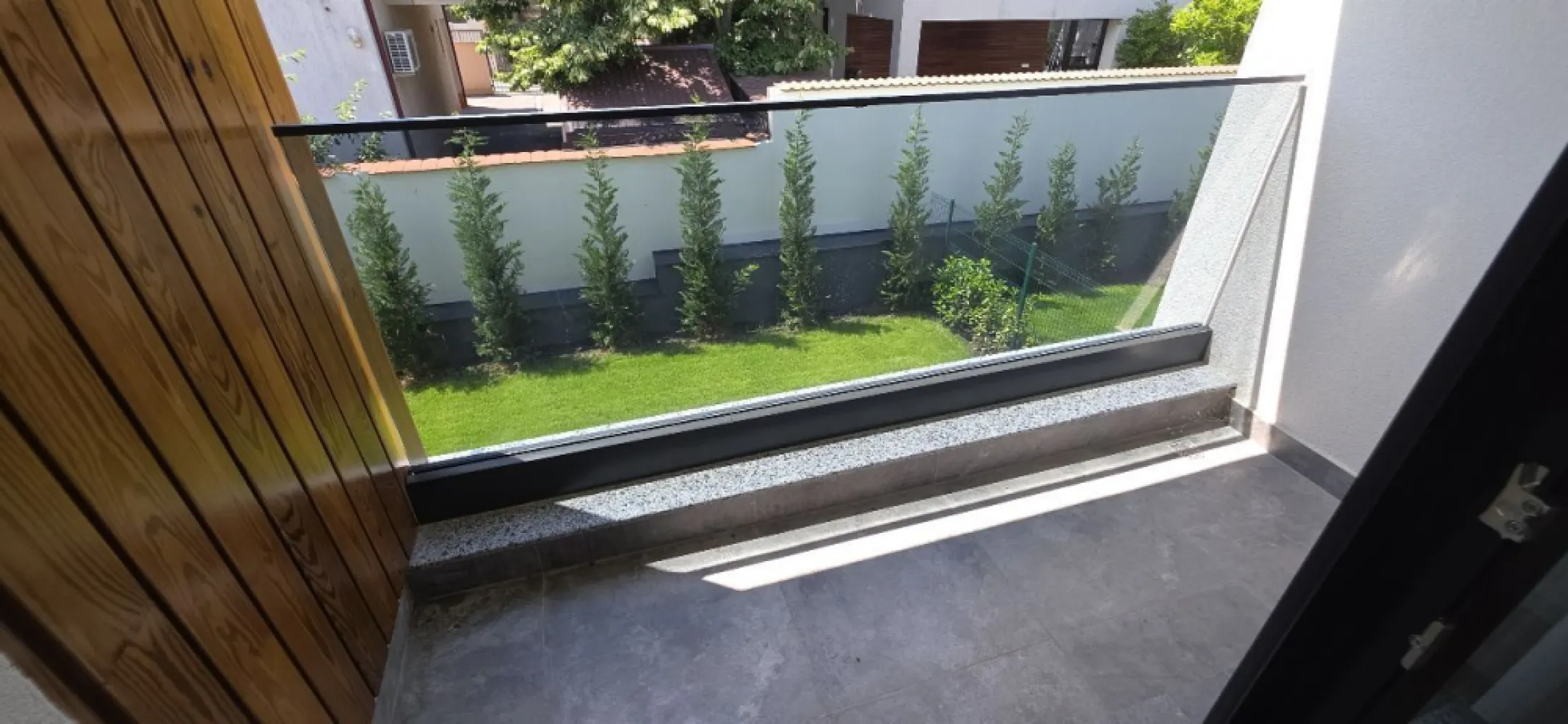 Giulesti duplex P+1 4 camere de vanzare - K Imobiliare propune in Giulesti spre vanzare ansamblu rezidential format din 10 locuinte cuplate, tip duplex, situate in sector 6, Bucuresti.
Va propunem spre vanzare ultimile 3 locuinte cuplate.
Detalii generale :
Suprafete pt. fiecare locuinta:
Parter :
-Suprafata Parter - 74 mp
 compartimentat astfel:
- Living +Dining, Bucatarie, Grup Sanitar, Camera Tehnica, Depozitare hol acces si o terasa generoasa in curtea din spatele casei cu suprafata de 18mp.
Etaj :
-Suprafata Etaj - 67 mp
 compartimentat astfel:
- Dormitor matrimonial cu dressing si baie proprie, 2 Dormitoare, Baie pentru cele 2 dormitoare si 2 terase/balcoane.
- Casa se preda la cheie cu finisaje incluse in pret.
Structura de beton armat pe cadre:
Cărămidă exterioară 32 cm iar compartimentările interioare cărămidă de 11,5 cm
Peretele comun dintre case este de cărămidă 32cm si placat pe ambele părți cu rigips fonic pe structura de 10 cm cu vata la interior:
Finisaje: 
Tamplarie PVC cu rupere termica;
Usa acces aluminiu;
Baterii Grohe;
Obiecte sanitare Ideal standard;
Placari ceramice - Italia;
Finisaje fatada - Placari lemn termotratat,polistiren EPS 100 de 15 cm si vata bazilica:
Caramida aparenta Caparol;
Balustrada din sticla.
- Incalzire in pardoseala parter si etaj. Panou electric atat la parter cat si la etaj.
- Aer conditionat multisplit 4 unitati interne Ariston de câte 12000 btu
-Curte amenajata cu gazon .
-Gard viu intre proprietati.
-Utilitati : Gaz, Curent,Apa , Canalizare, Fibra Optica
In imediată apropiere de: grădiniţa, şcoală,etc. Statia de Ratb se afla in fata complexului.

Pret 295000 euro + TVA in cota legala