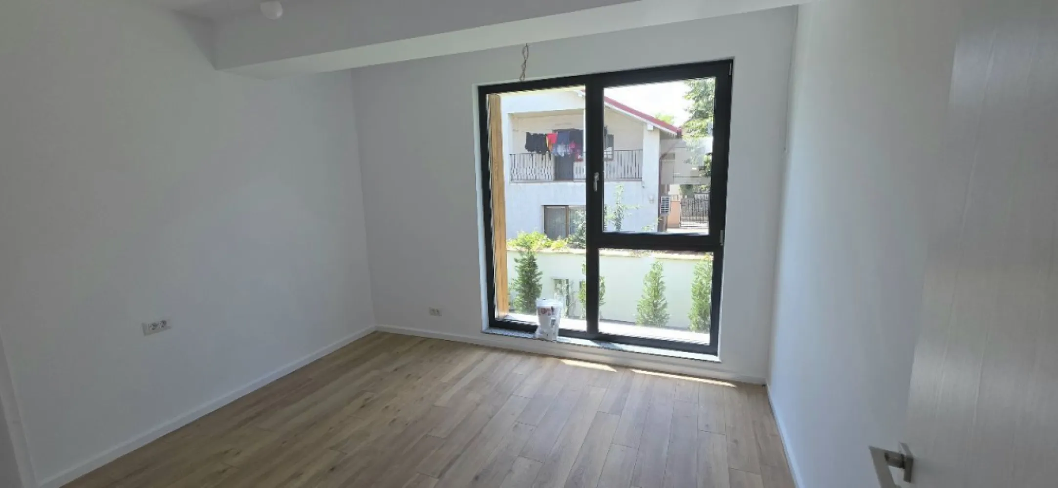 Giulesti duplex P+1 4 camere de vanzare - K Imobiliare propune in Giulesti spre vanzare ansamblu rezidential format din 10 locuinte cuplate, tip duplex, situate in sector 6, Bucuresti.
Va propunem spre vanzare ultimile 3 locuinte cuplate.
Detalii generale :
Suprafete pt. fiecare locuinta:
Parter :
-Suprafata Parter - 74 mp
 compartimentat astfel:
- Living +Dining, Bucatarie, Grup Sanitar, Camera Tehnica, Depozitare hol acces si o terasa generoasa in curtea din spatele casei cu suprafata de 18mp.
Etaj :
-Suprafata Etaj - 67 mp
 compartimentat astfel:
- Dormitor matrimonial cu dressing si baie proprie, 2 Dormitoare, Baie pentru cele 2 dormitoare si 2 terase/balcoane.
- Casa se preda la cheie cu finisaje incluse in pret.
Structura de beton armat pe cadre:
Cărămidă exterioară 32 cm iar compartimentările interioare cărămidă de 11,5 cm
Peretele comun dintre case este de cărămidă 32cm si placat pe ambele părți cu rigips fonic pe structura de 10 cm cu vata la interior:
Finisaje: 
Tamplarie PVC cu rupere termica;
Usa acces aluminiu;
Baterii Grohe;
Obiecte sanitare Ideal standard;
Placari ceramice - Italia;
Finisaje fatada - Placari lemn termotratat,polistiren EPS 100 de 15 cm si vata bazilica:
Caramida aparenta Caparol;
Balustrada din sticla.
- Incalzire in pardoseala parter si etaj. Panou electric atat la parter cat si la etaj.
- Aer conditionat multisplit 4 unitati interne Ariston de câte 12000 btu
-Curte amenajata cu gazon .
-Gard viu intre proprietati.
-Utilitati : Gaz, Curent,Apa , Canalizare, Fibra Optica
In imediată apropiere de: grădiniţa, şcoală,etc. Statia de Ratb se afla in fata complexului.

Pret 295000 euro + TVA in cota legala