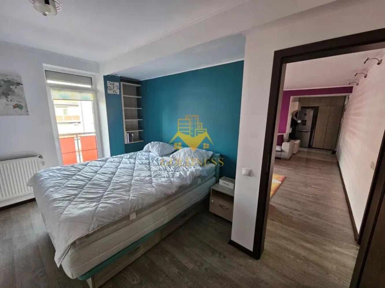 2 camere, modern, bloc nou, parcare, Zorilor Zona UMF, Obserbatorului - GOLDNESS Imobiliare vă propune spre închiriere un apartament cu 2 camere complet mobilat și utilat, la etajul 4 într-un imobil de 4 etaje, în Cartierul Zorilor.

Se află în apropierea stațiilor de transport în comun, magazine, restaurante, spații verzi, farmacii, etc. 

Apartamentul este compartimentat astfel:
 - dormitor cu pat matrimonial, noptiere, biblioteca, comoda TV
 - living cu bucatarie open space complet utilată și mobilată, canapea extensibilă, loc de servit masa, dulap pentru haine si cuier
 - baie cu cabina de dus, calorifer port prosop și dulap pentru depozitare.
 - terasa de 10 mp.

Imobilul este dotat cu toate cele necesare- centrală proprie, frigider, aragaz, hotă, mașină de spălat haine, etc. 

Dacă sunteți interesați de acest apartament și doriți să îl vizionați, dar și pentru alte oferte nu ezitați să ne contactați telefonic sau prin e-mail. Vă stăm la dispoziție!
Pentru intermediere se percepe un comision de 50% din prețul chiriei!