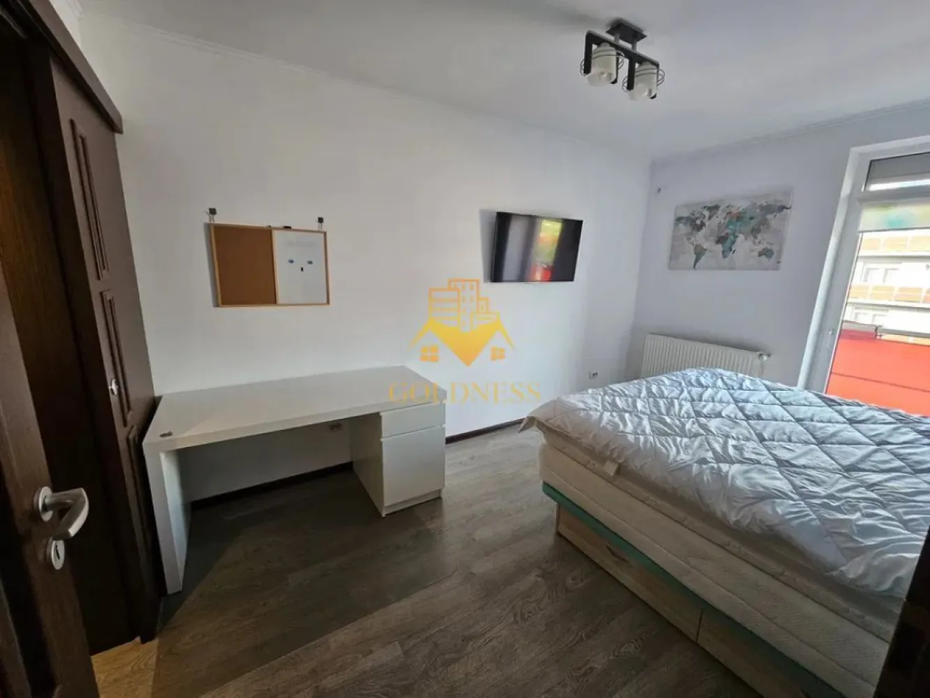 2 camere, modern, bloc nou, parcare, Zorilor Zona UMF, Obserbatorului - GOLDNESS Imobiliare vă propune spre închiriere un apartament cu 2 camere complet mobilat și utilat, la etajul 4 într-un imobil de 4 etaje, în Cartierul Zorilor.

Se află în apropierea stațiilor de transport în comun, magazine, restaurante, spații verzi, farmacii, etc. 

Apartamentul este compartimentat astfel:
 - dormitor cu pat matrimonial, noptiere, biblioteca, comoda TV
 - living cu bucatarie open space complet utilată și mobilată, canapea extensibilă, loc de servit masa, dulap pentru haine si cuier
 - baie cu cabina de dus, calorifer port prosop și dulap pentru depozitare.
 - terasa de 10 mp.

Imobilul este dotat cu toate cele necesare- centrală proprie, frigider, aragaz, hotă, mașină de spălat haine, etc. 

Dacă sunteți interesați de acest apartament și doriți să îl vizionați, dar și pentru alte oferte nu ezitați să ne contactați telefonic sau prin e-mail. Vă stăm la dispoziție!
Pentru intermediere se percepe un comision de 50% din prețul chiriei!